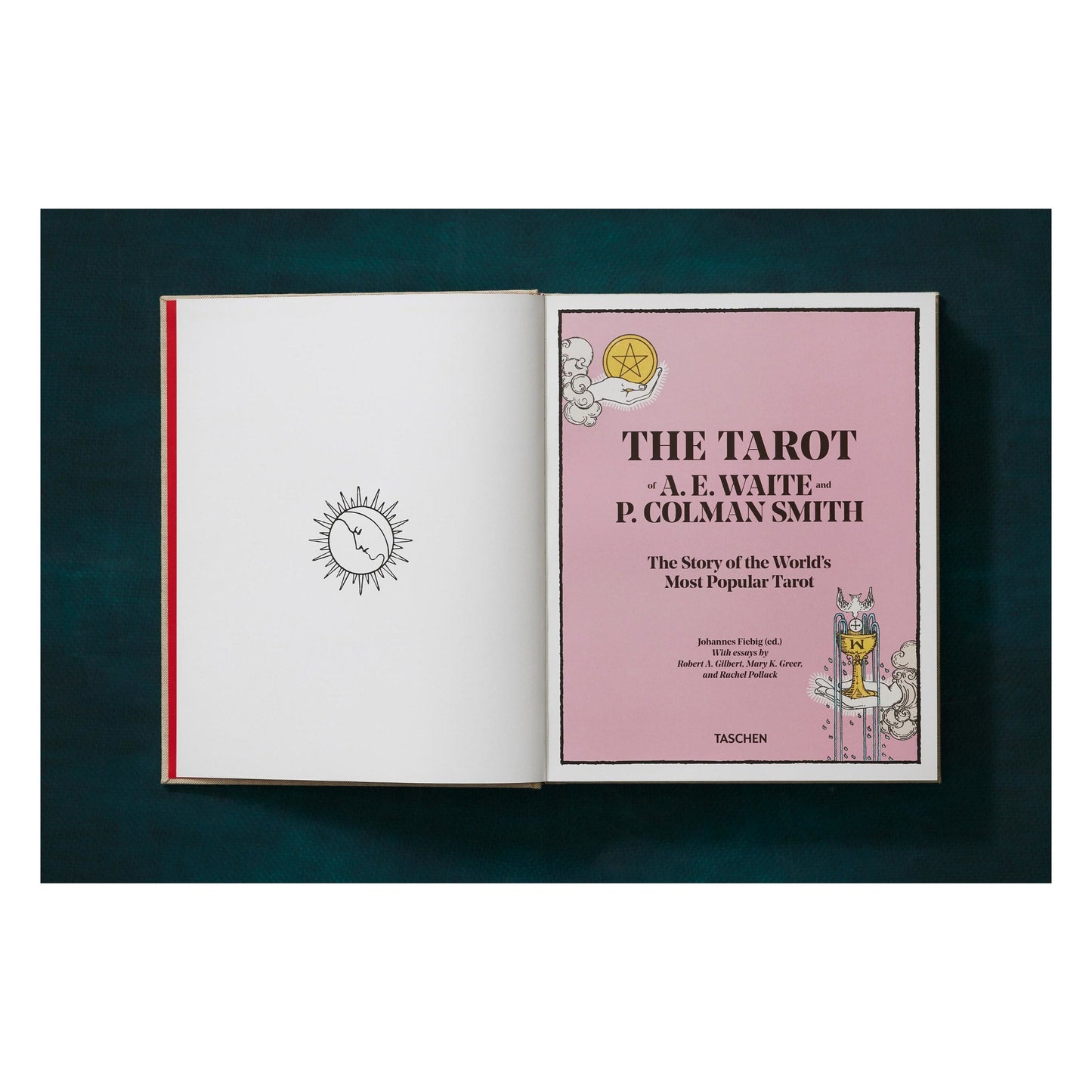 Tarot-Set aufgeschlagen neben Kerzenlicht