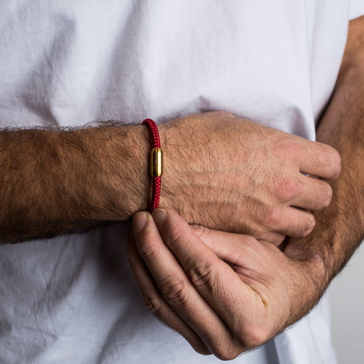 Akitsune Silvus Nylon-Armband Mattgold-Maroon, am Handgelenk getragen