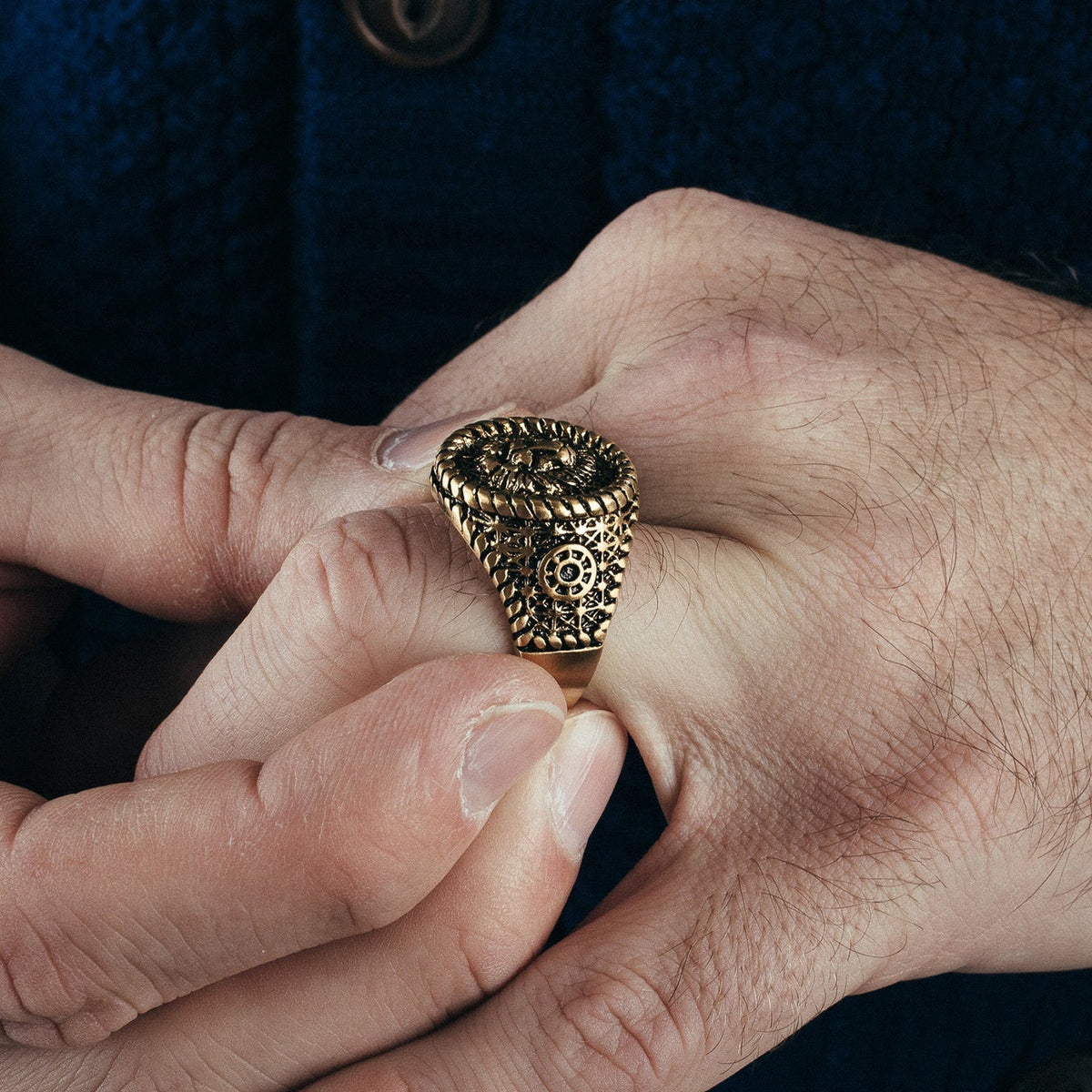 Akitsune Imperator Ring Antikgold, an der Hand getragen