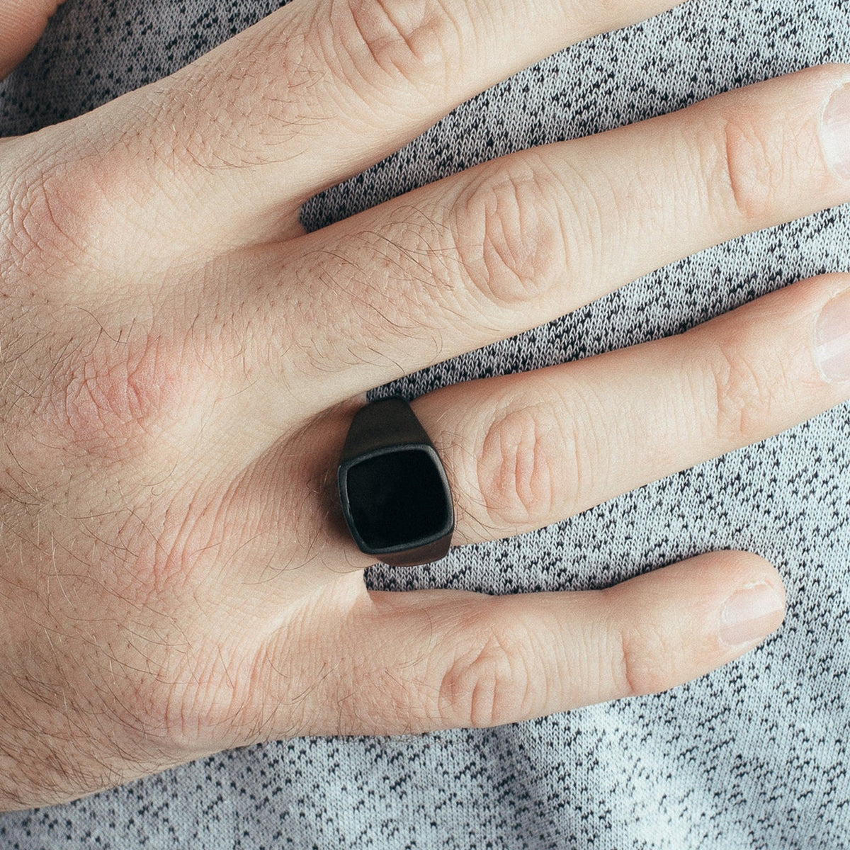 Akitsune Opul Ring Mattschwarz, an der Hand getragen