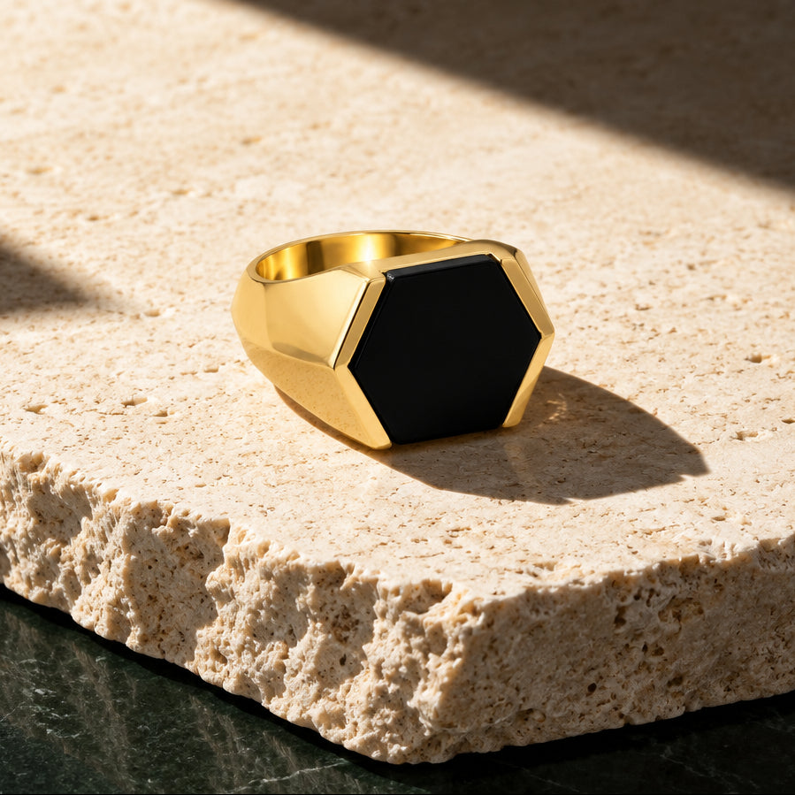 Akitsune Abyss Ring Gold mit schwarzem Stein, liegend