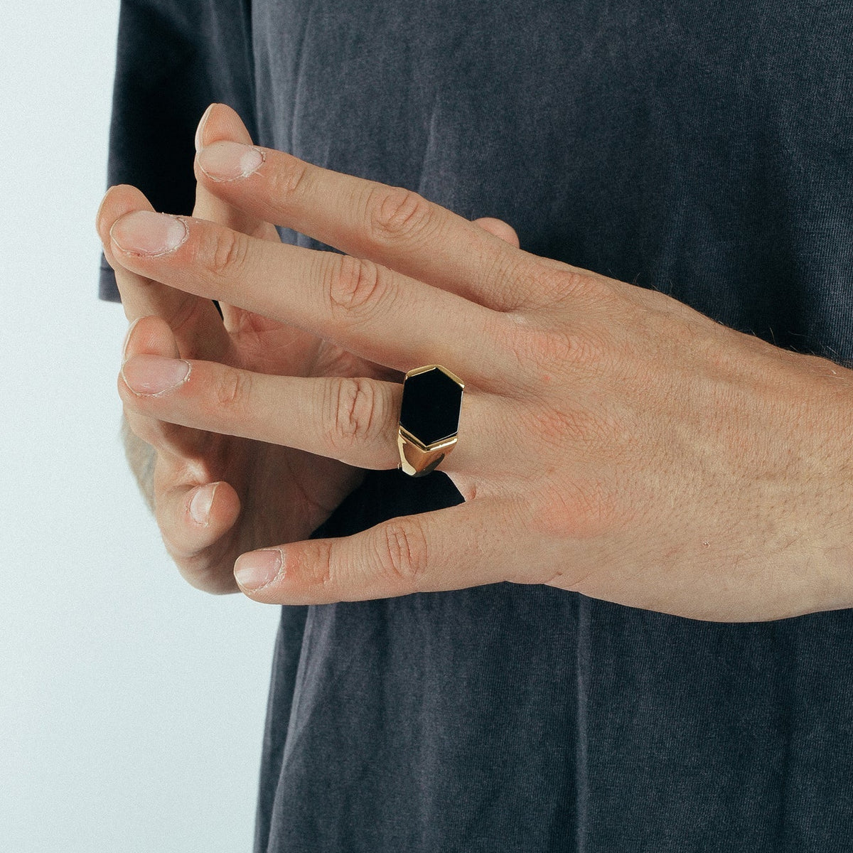 Akitsune Abyss Ring Gold-Schwarz, an der Hand getragen