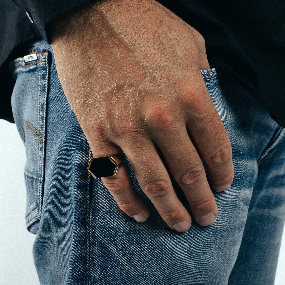 Akitsune Abyss Ring Gold-Schwarz, Tragebild am Model
