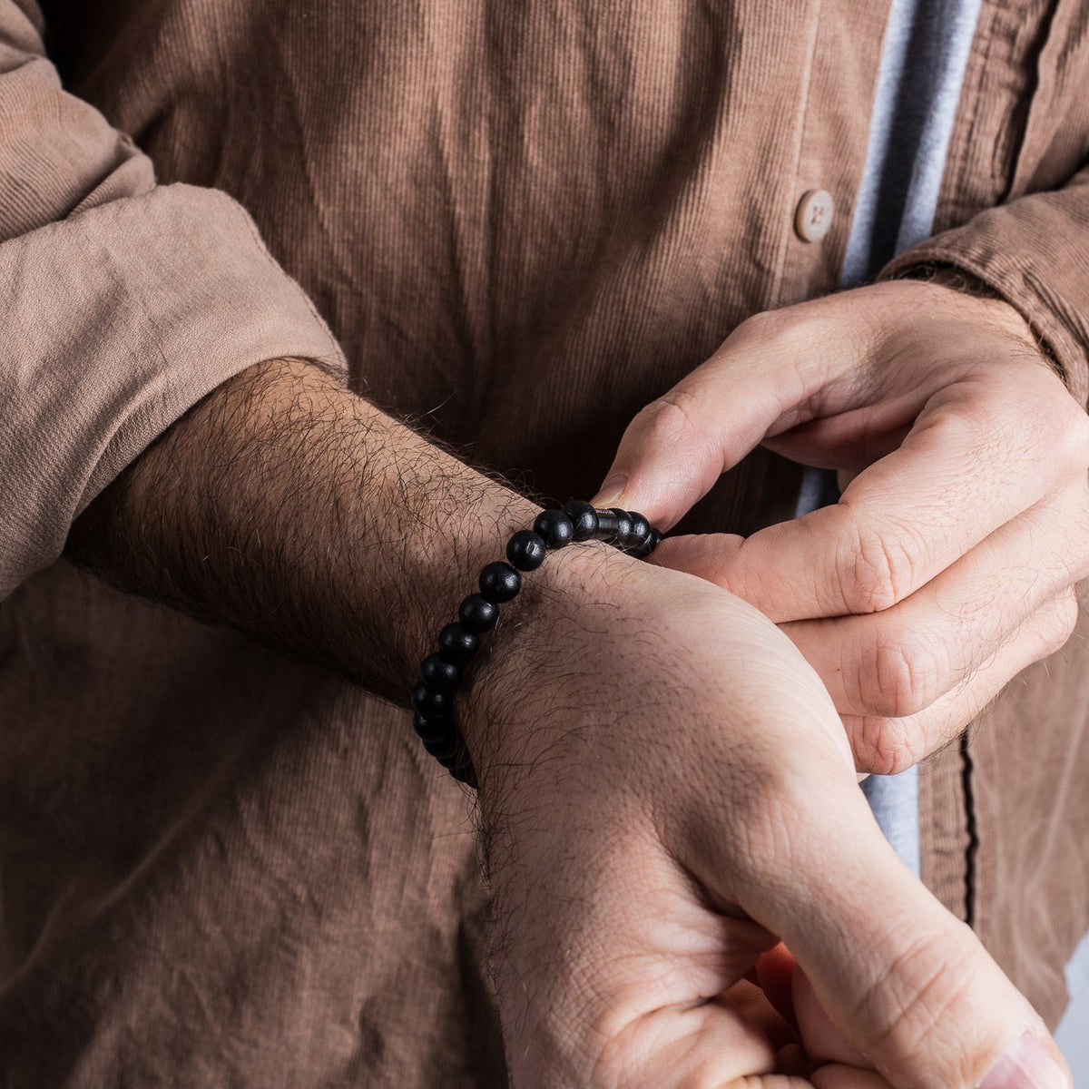 Akitsune Artem Armband mit schwarzen Holzperlen, Tragebild am Model