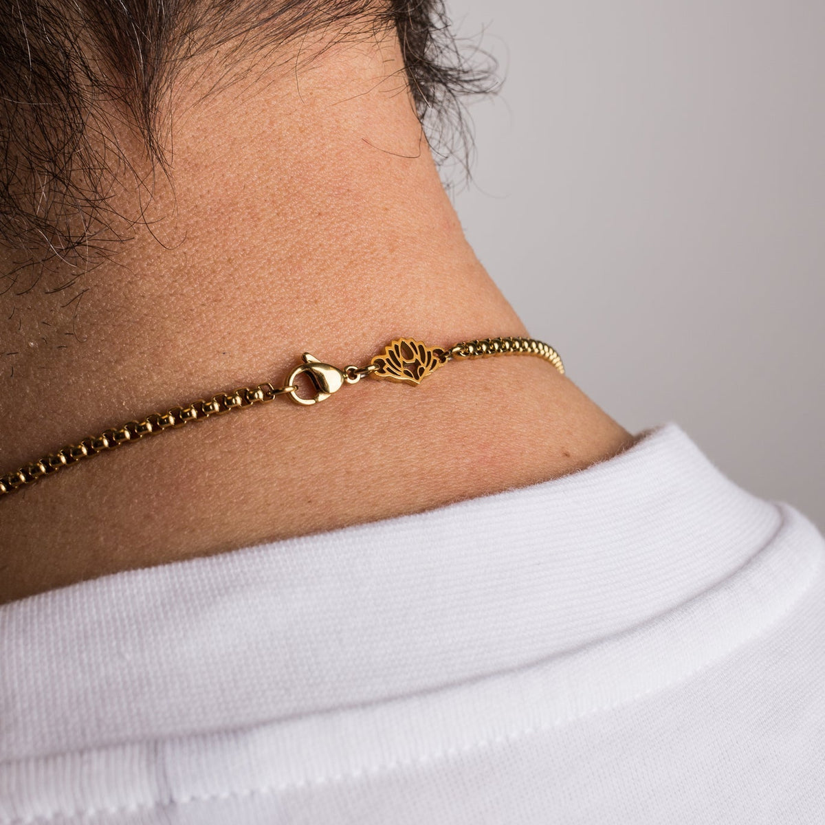 Akitsune Astra Kette Gold, Gesamtansicht von Kette und Anhänger
