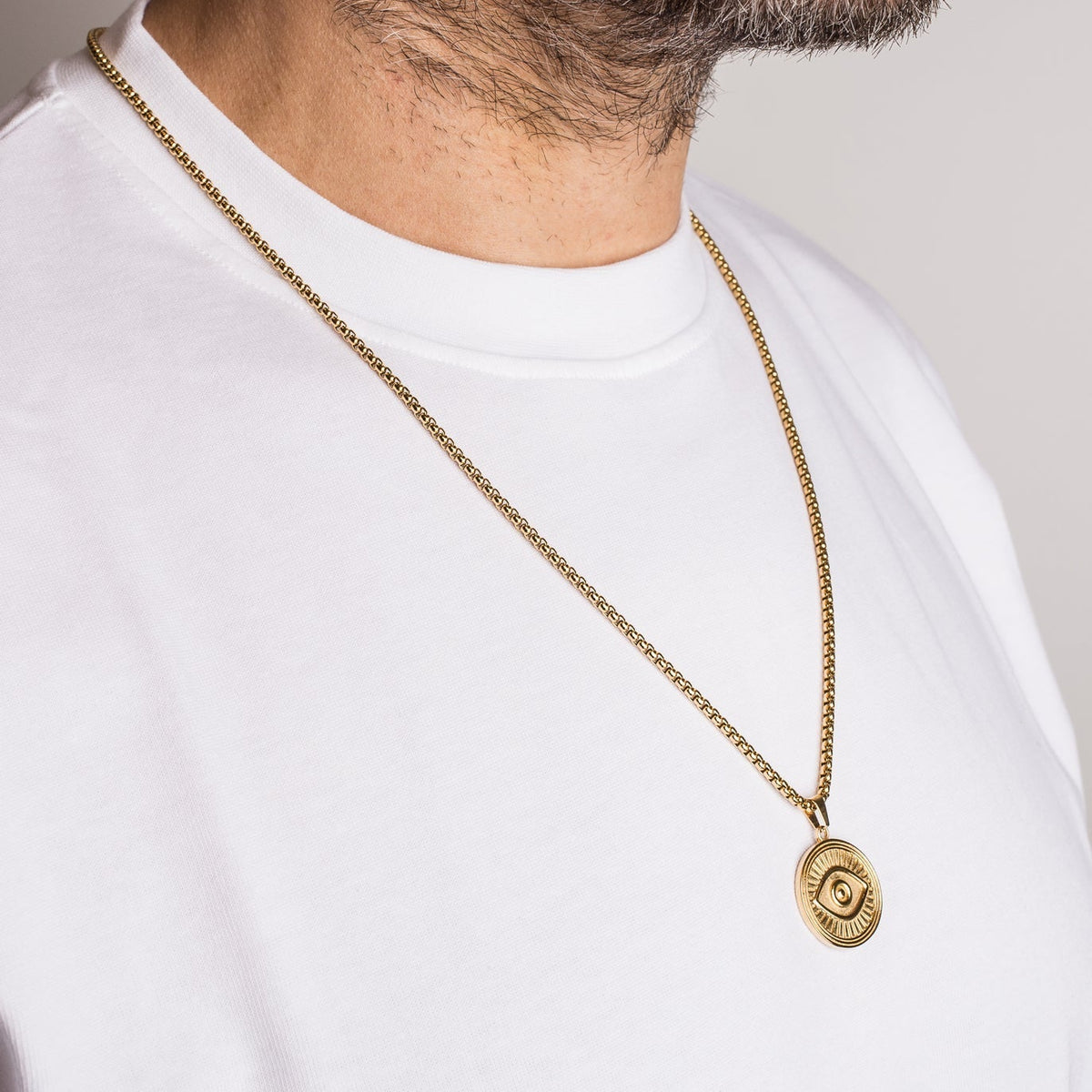 Akitsune Astra Kette Gold, Anhänger mit Allsehendem Auge im Detail