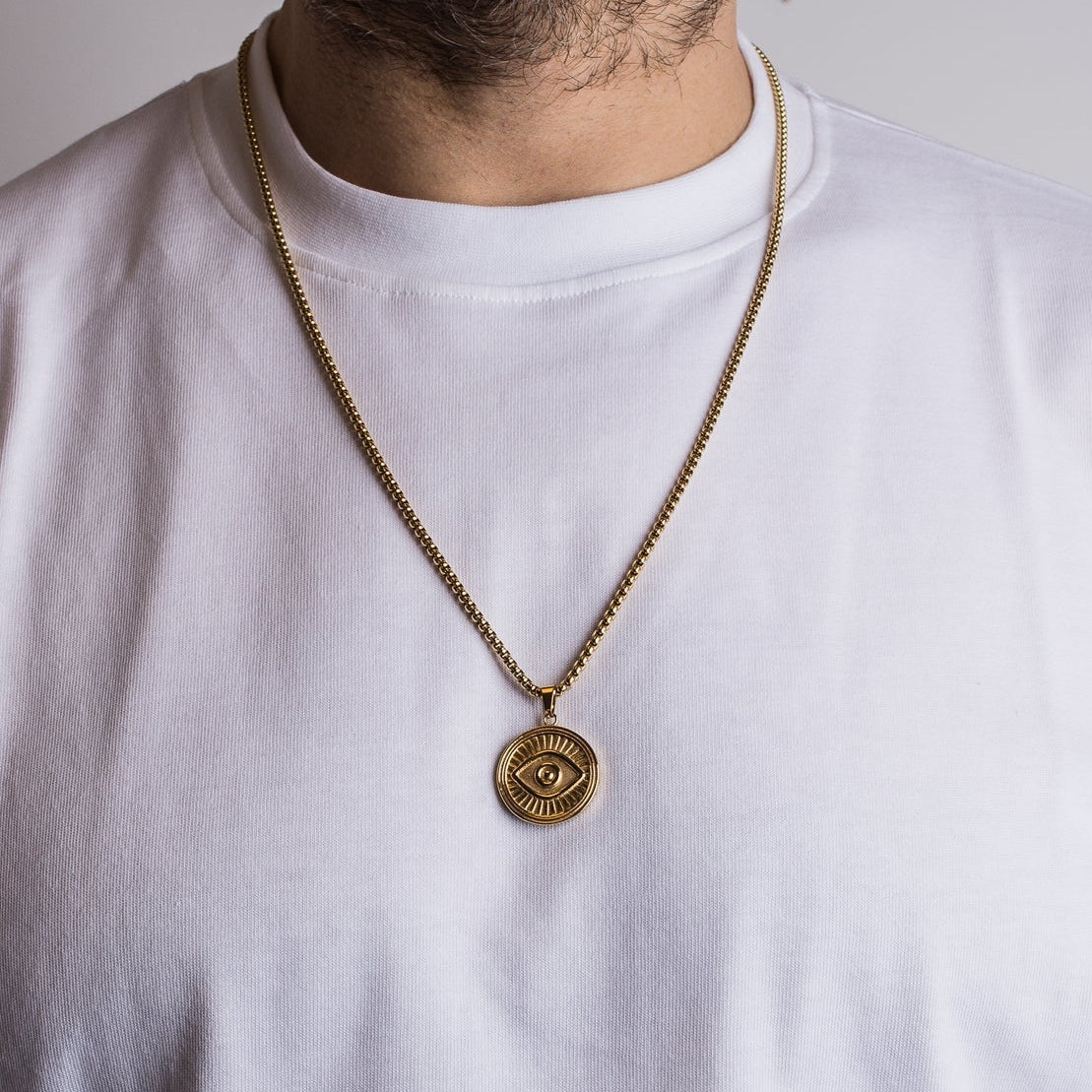 Akitsune Astra Halskette in Gold, weitere Ansicht des Münzanhängers
