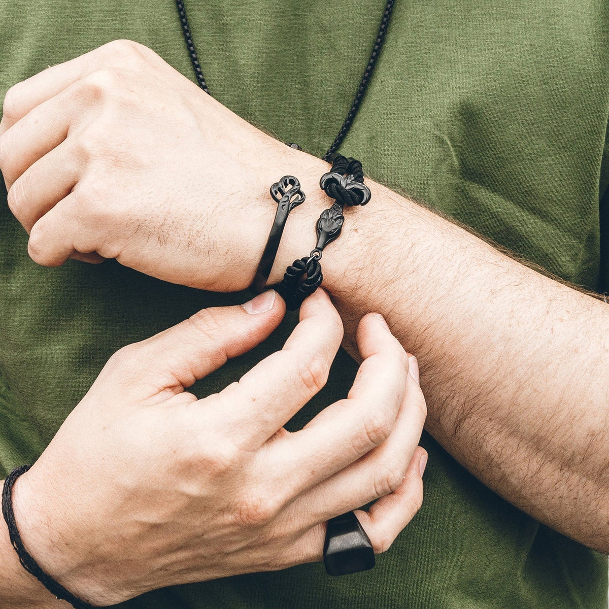 Akitsune Schmuck in Mattschwarz mit Ring, Kette und Ferus Armreif