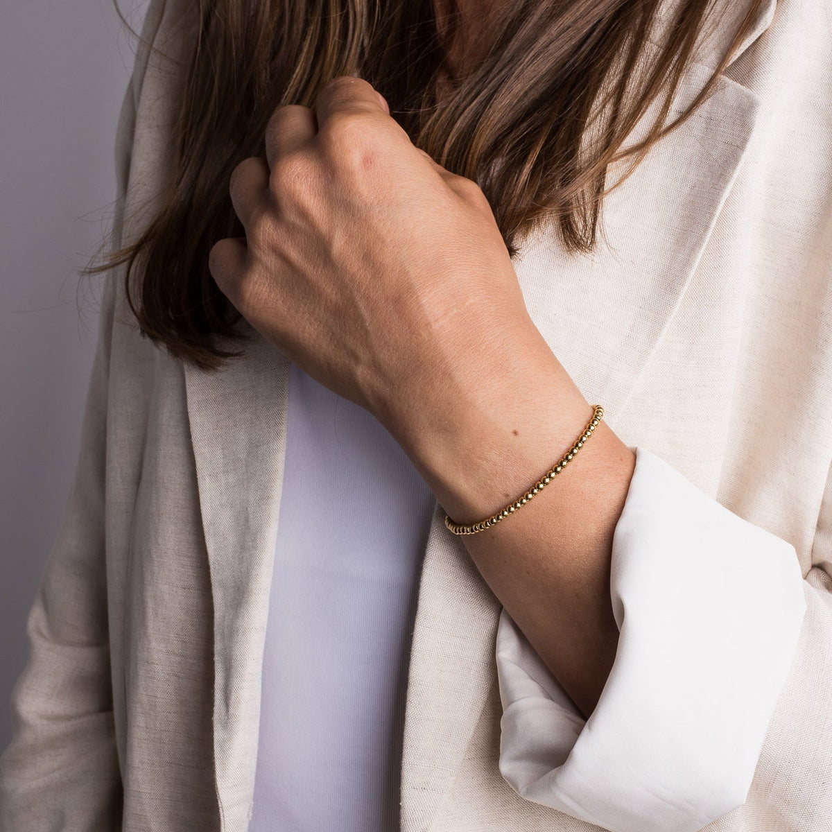 Delight Armband von Akitsune in Gold, am Handgelenk getragen