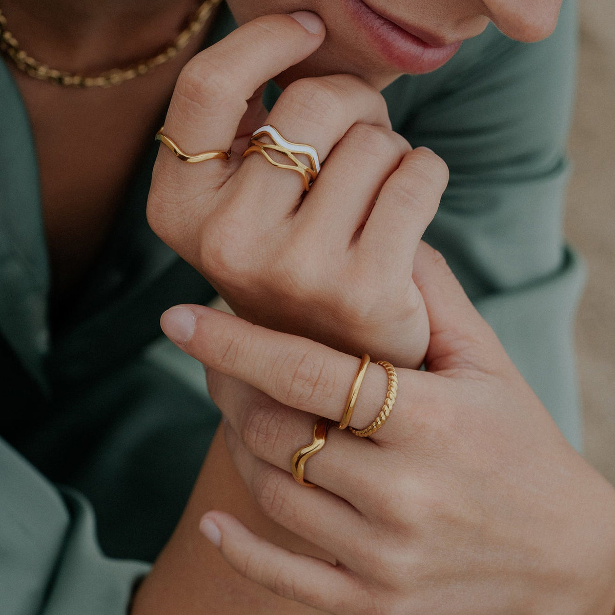 Devotion Ring Gold von Akitsune, getragen im Schmuckset