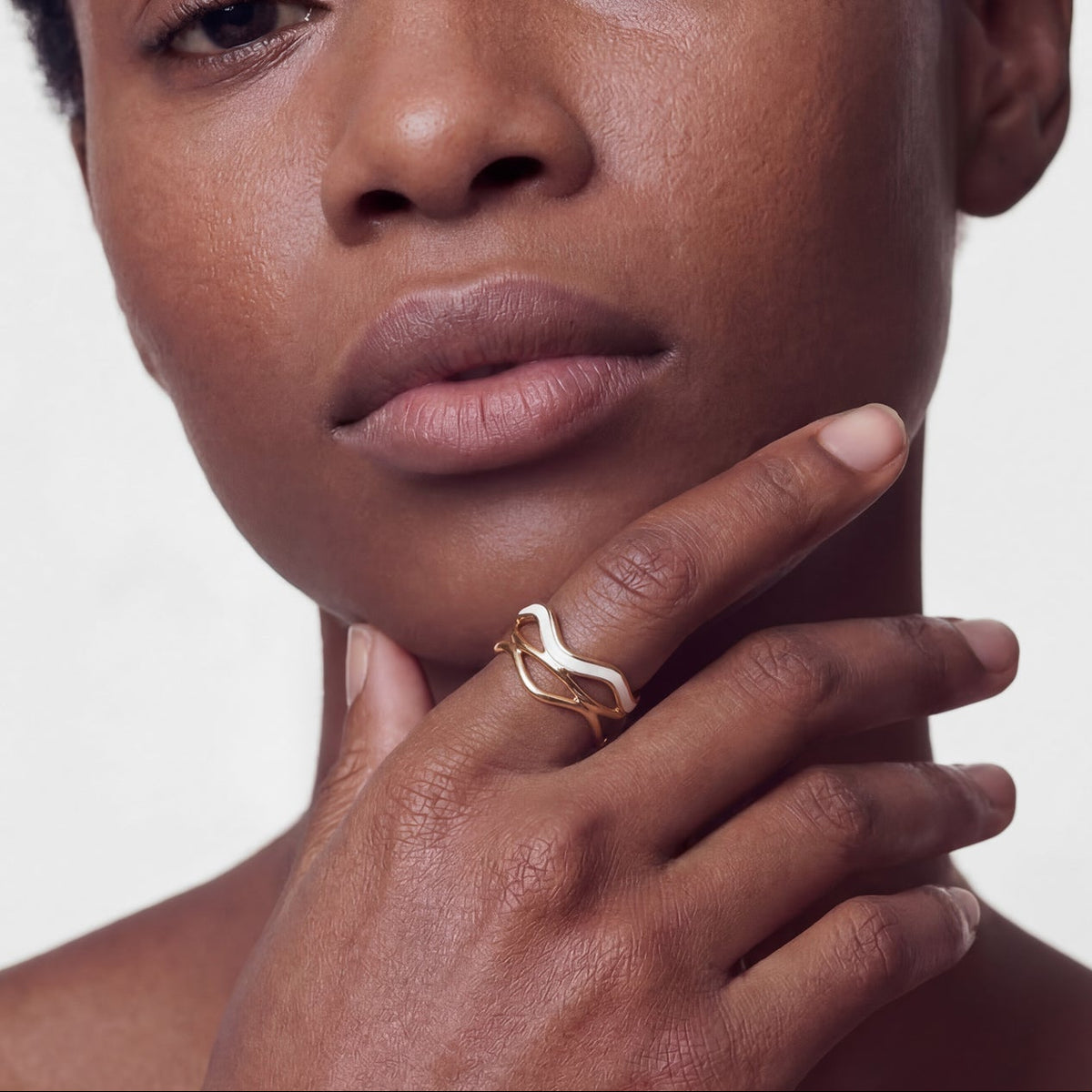 Devotion Ring von Akitsune in Gold, an der Hand getragen