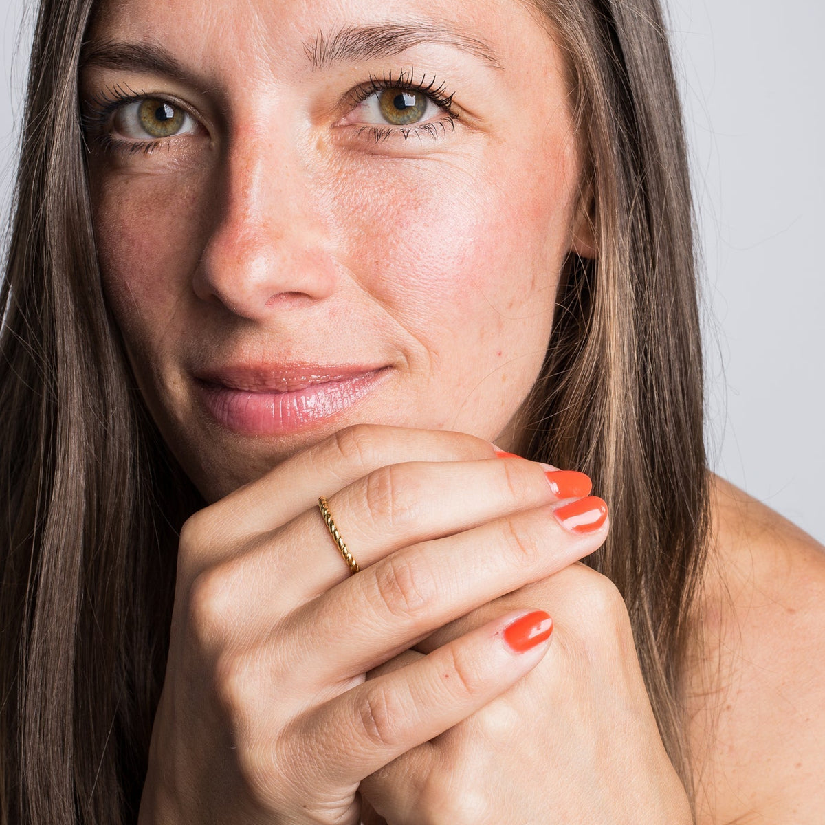 Euphoria Ring von Akitsune in Gold, an der Hand getragen