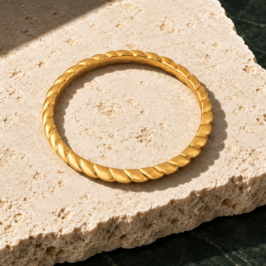 Gedrehter Euphoria Ring von Akitsune in Gold, Produktansicht