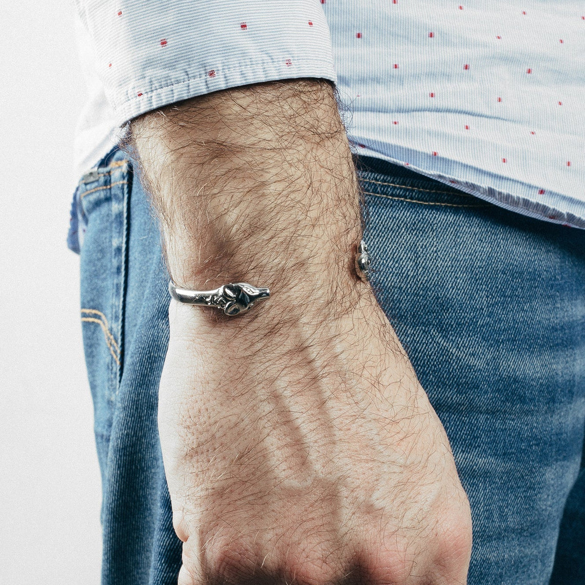Akitsune Ferus Armreif Silber mit Fuchs-Design, Tragebild