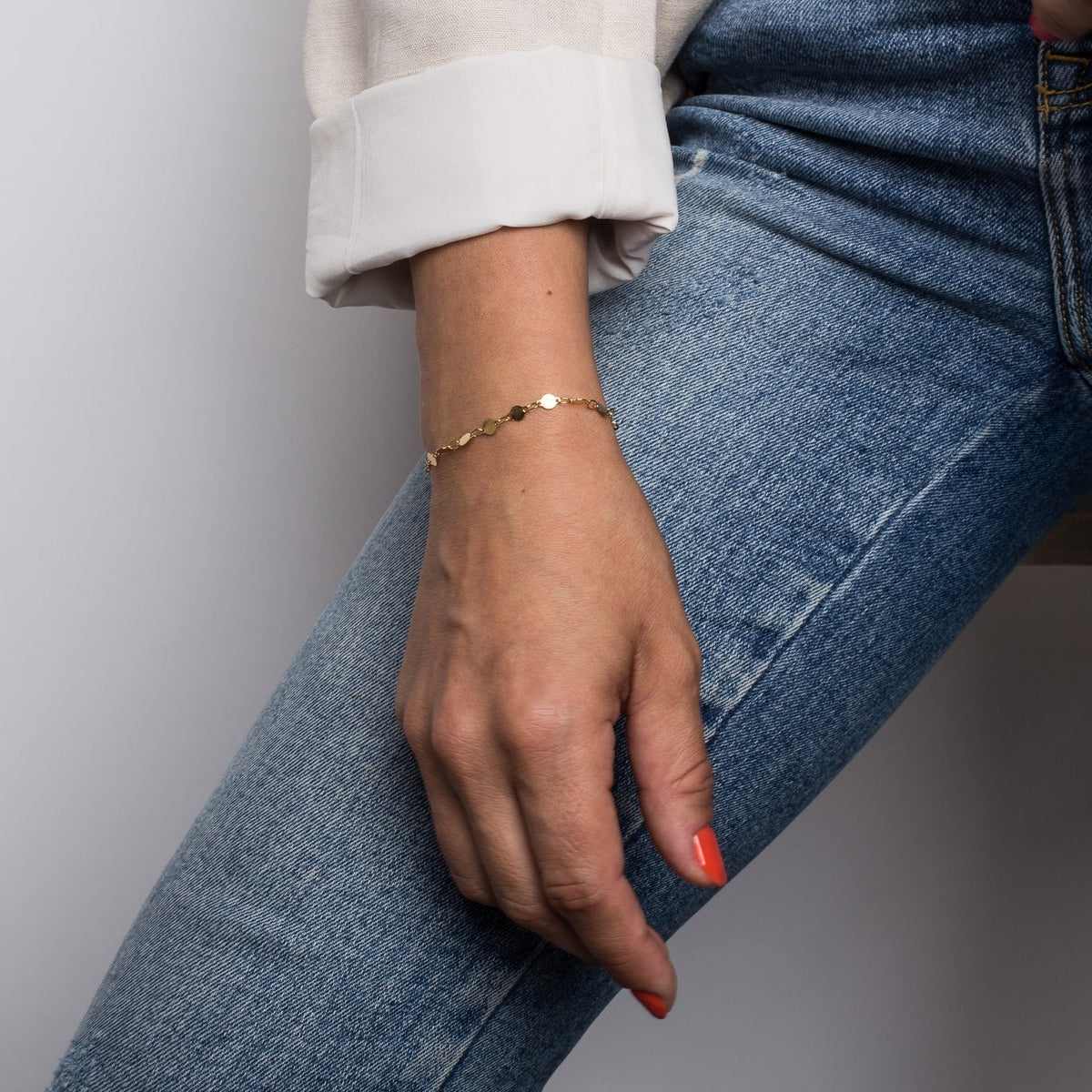 Akitsune Grace Armband Gold, Ansicht aus anderer Perspektive