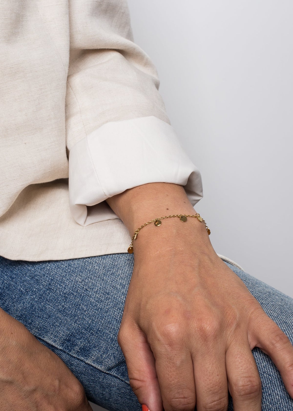 Akitsune Harmony Armband in Gold, Ansicht aus anderer Perspektive