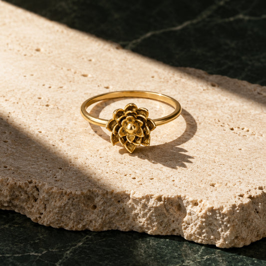 Schmaler Lotus Ring von Akitsune in Gold, andere Perspektive