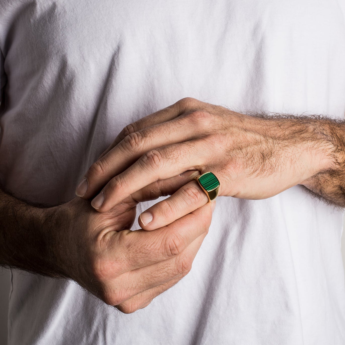 Akitsune Opul Ring Gold-Grün, Tragebild am Model