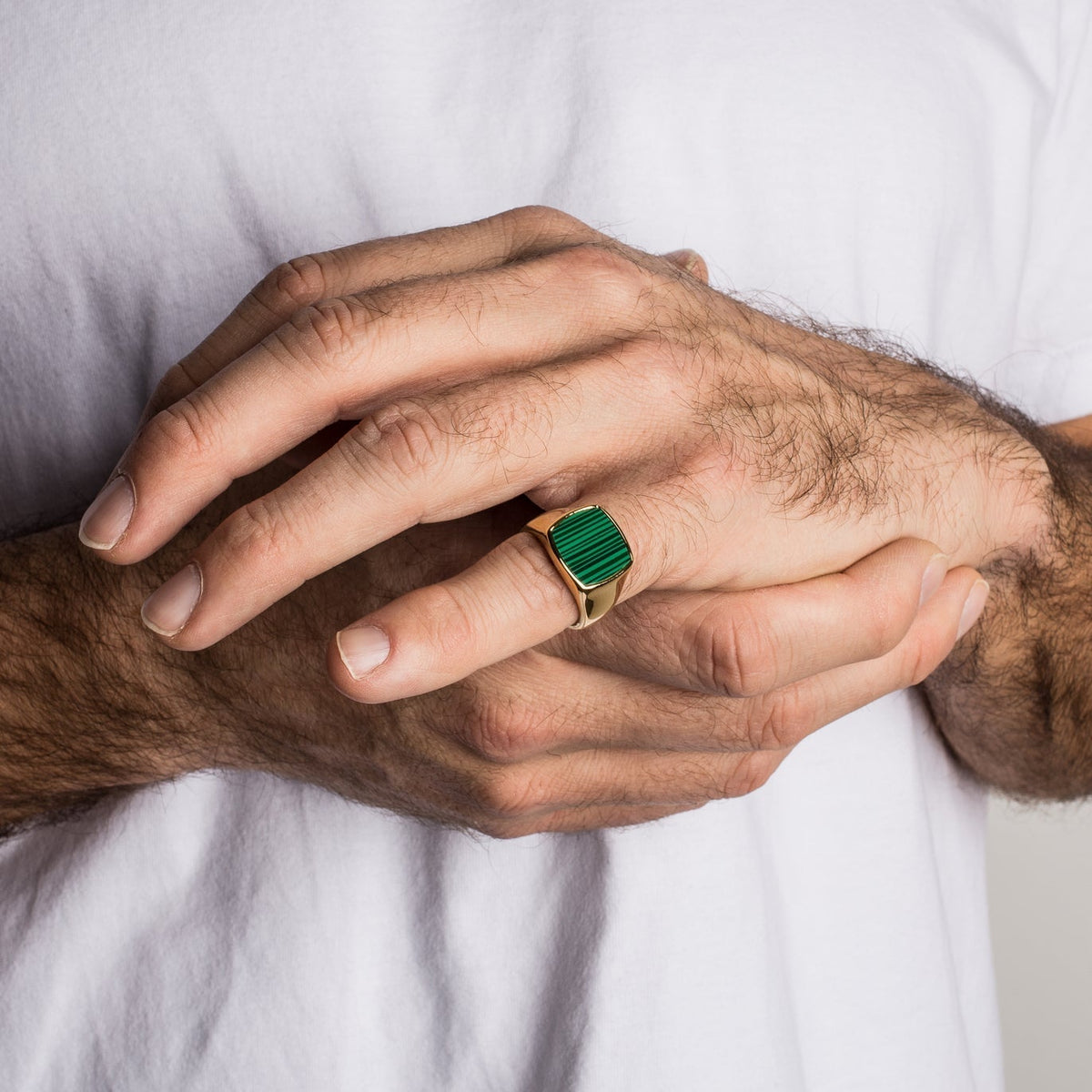 Akitsune Opul Ring Gold-Grün, an der Hand getragen
