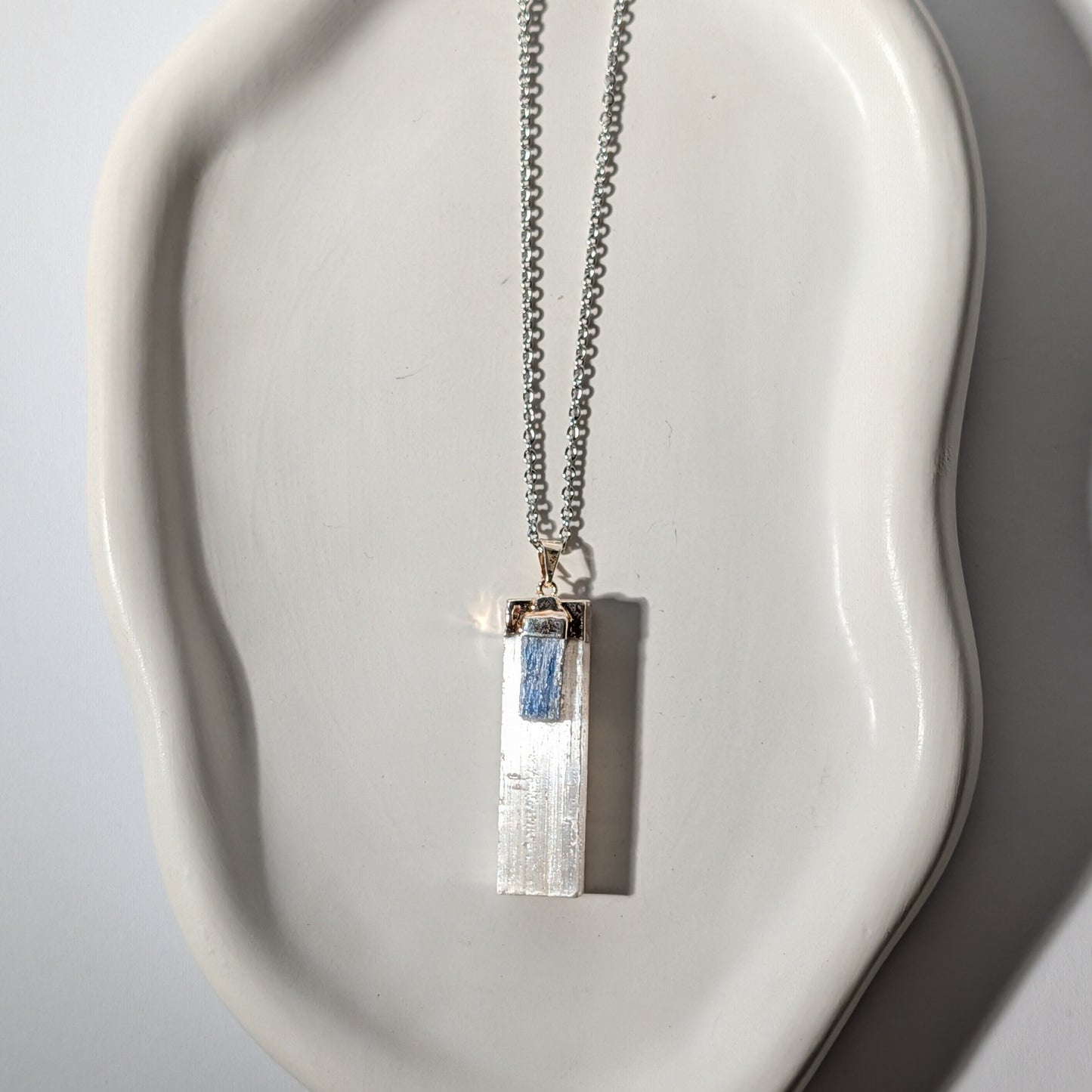 Anhänger mit rohem Selenit-Barren und blauem Kyanit an 75cm Kette, energetisch aufgeladen
