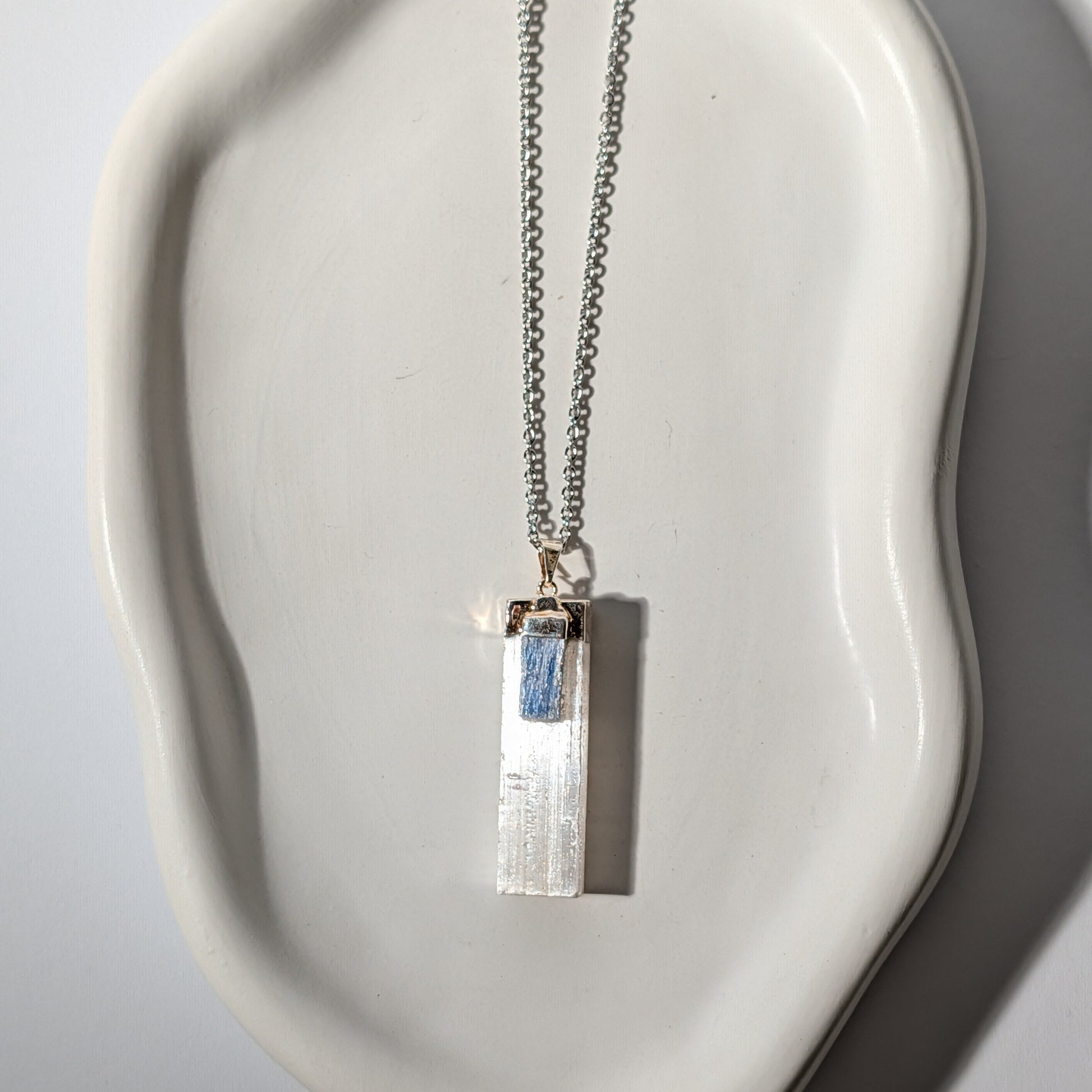 Anhänger mit rohem Selenit-Barren und blauem Kyanit an 75cm Kette, energetisch aufgeladen