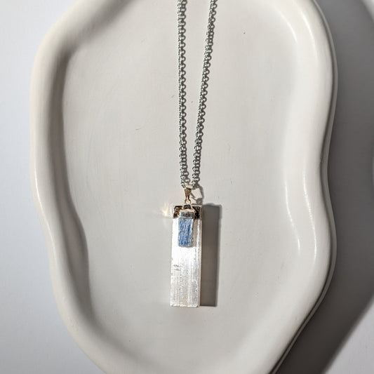 Anhänger mit rohem Selenit-Barren und blauem Kyanit an 75cm Kette, energetisch aufgeladen