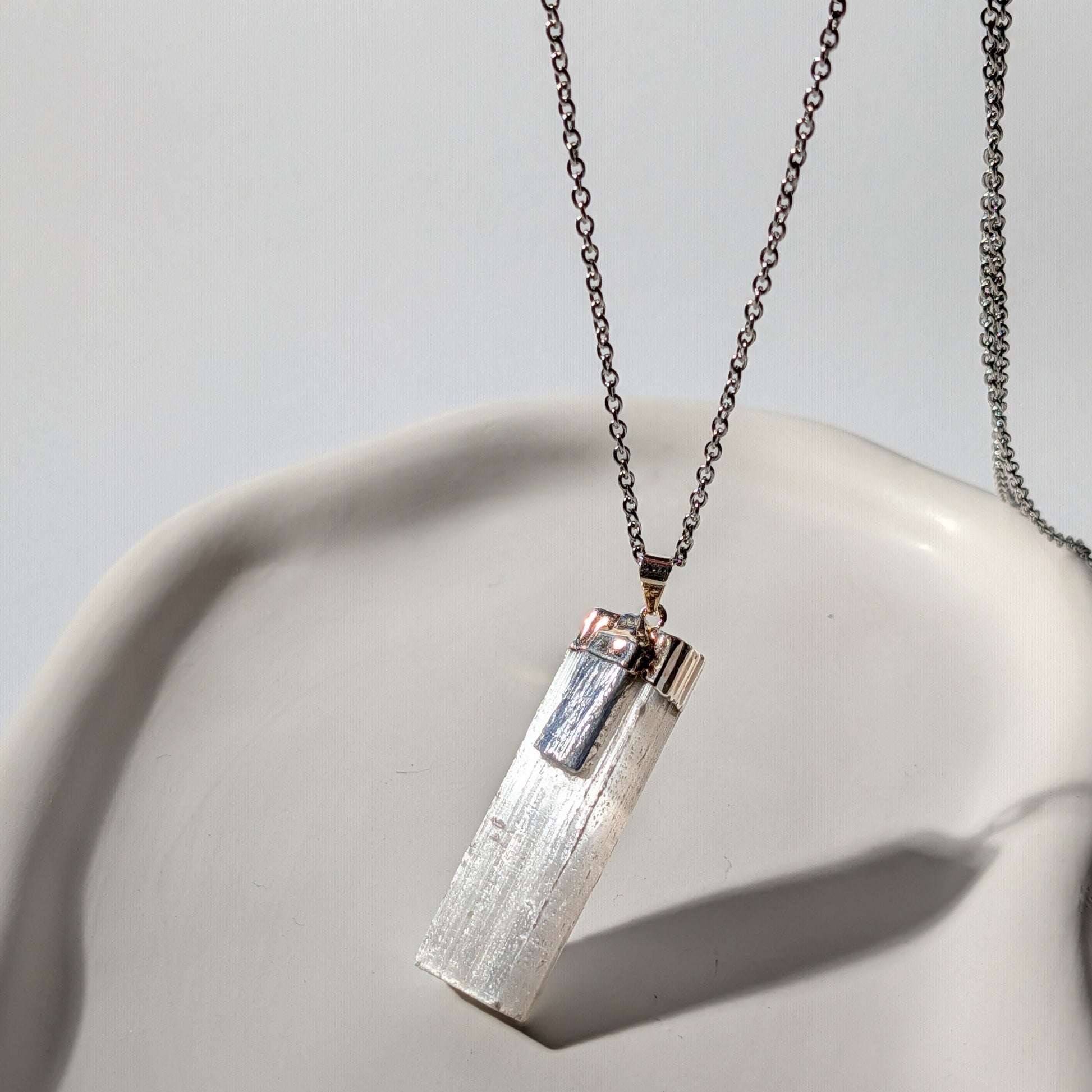 Anhänger mit rohem Selenit-Barren und blauem Kyanit an 75cm Kette, energetisch aufgeladen