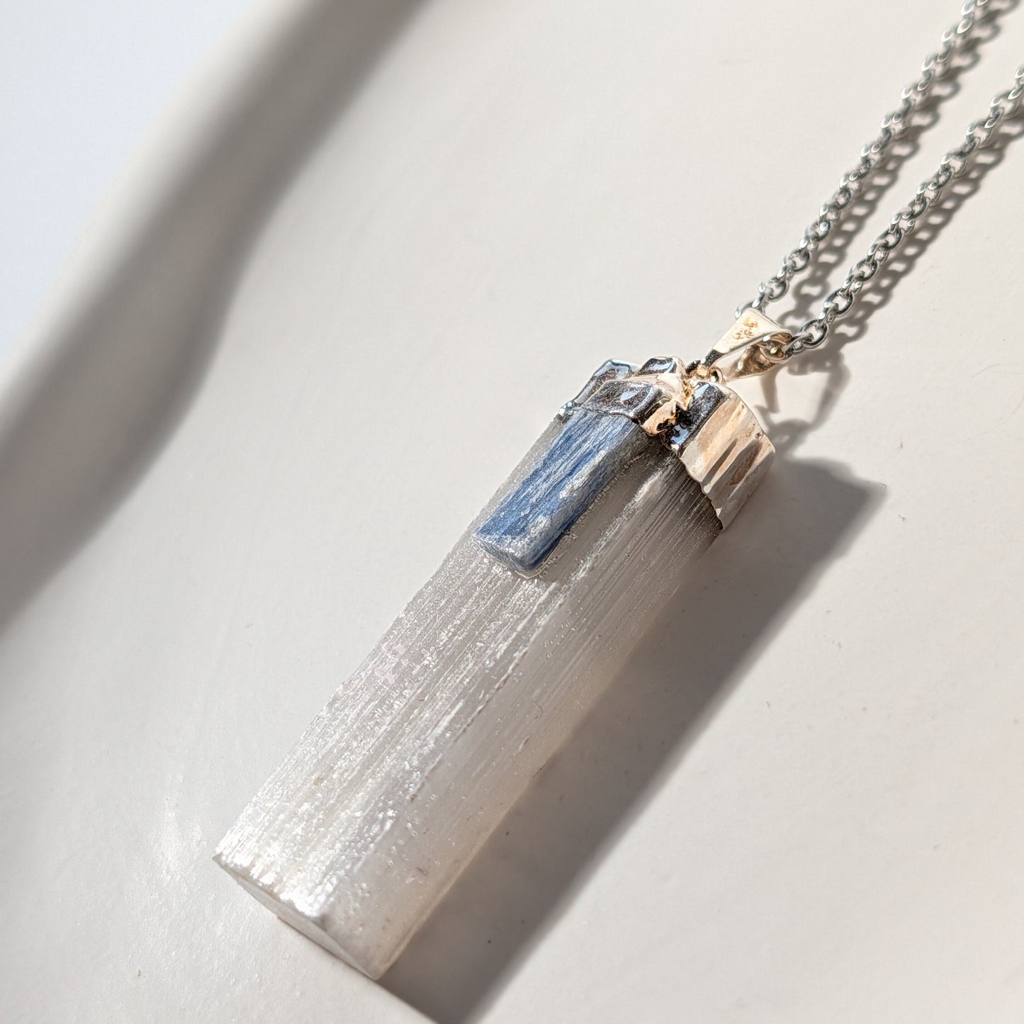 Anhänger mit rohem Selenit-Barren und blauem Kyanit an 75cm Kette, energetisch aufgeladen