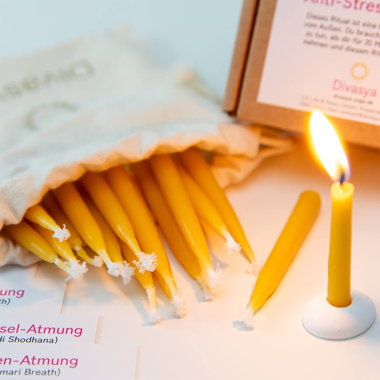 Anti-Stress Ritual mit Kerze, Karten und Notizheft im Einsatz
