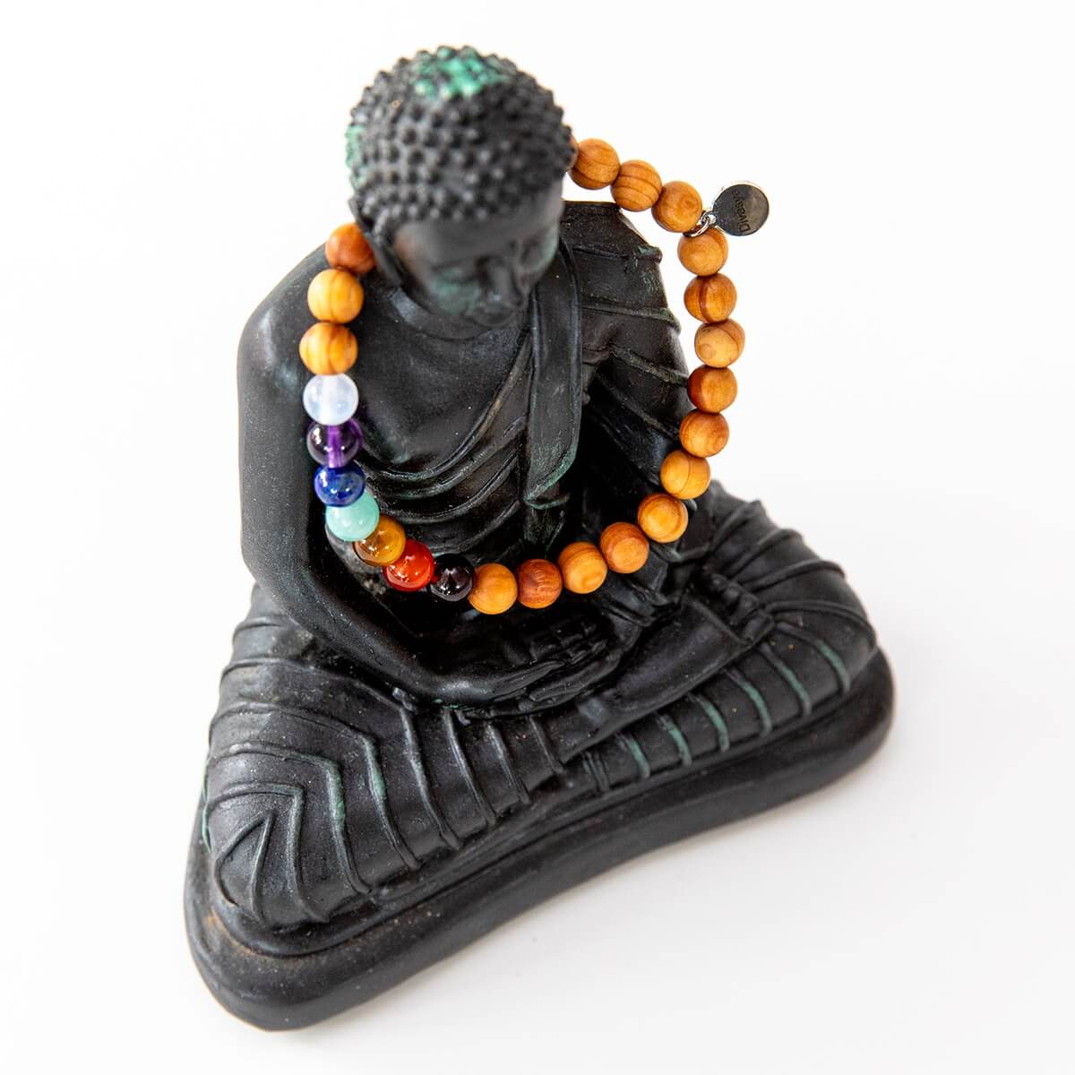 Chakra-Armband am Handgelenk getragen als Yoga-Schmuck