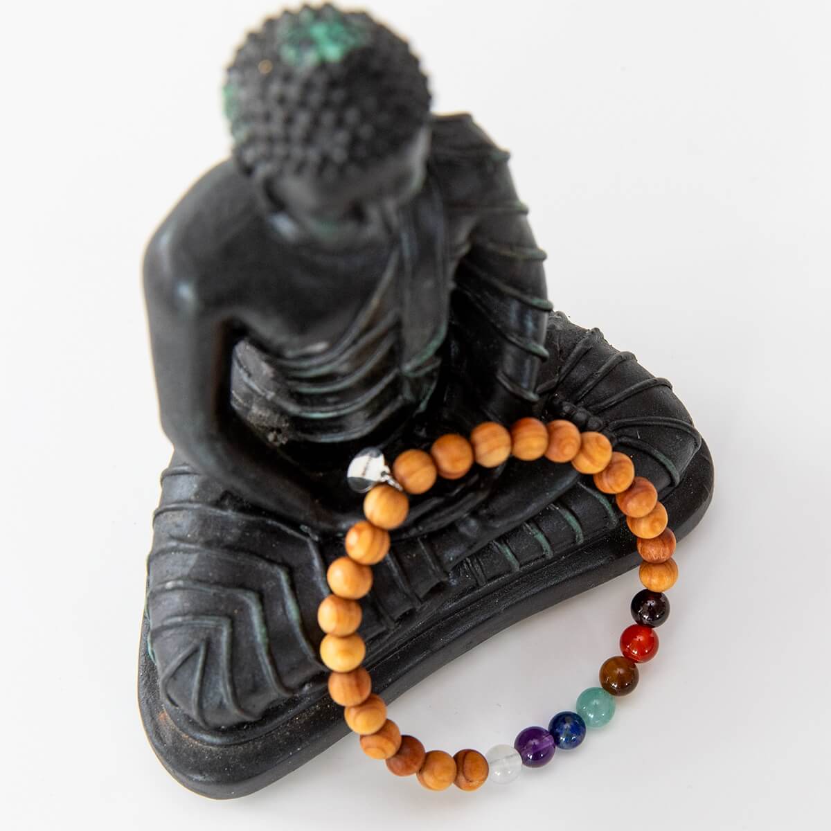 Chakra-Armband mit Sandelholz – Produktansicht