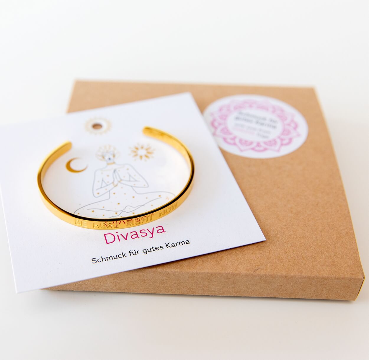 Vergoldeter Armreif 'Be here right now' als Yoga-Schmuck