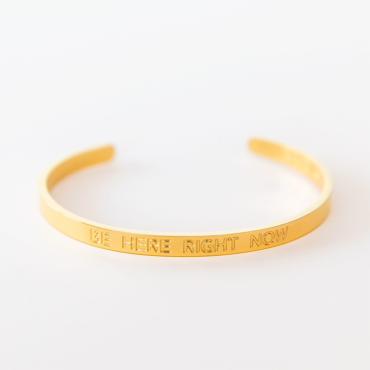 Vergoldeter Yoga-Armreif mit Gravur 'Be here right now' von Divasya-Yoga