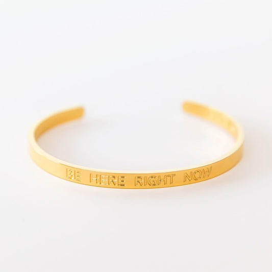 Vergoldeter Yoga-Armreif mit Gravur 'Be here right now' von Divasya-Yoga
