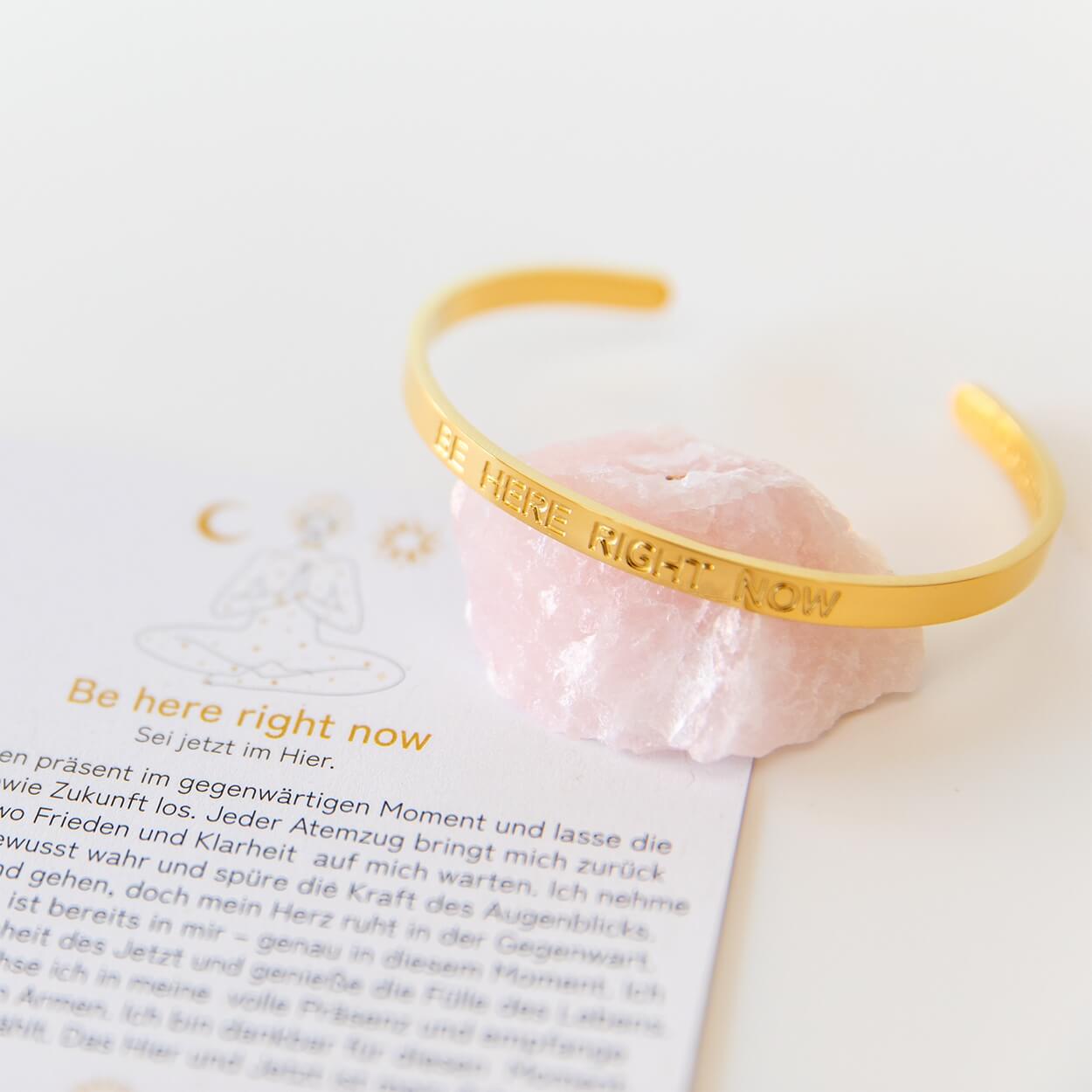 Yoga-Armreif 'Be here right now' mit Affirmationskarte