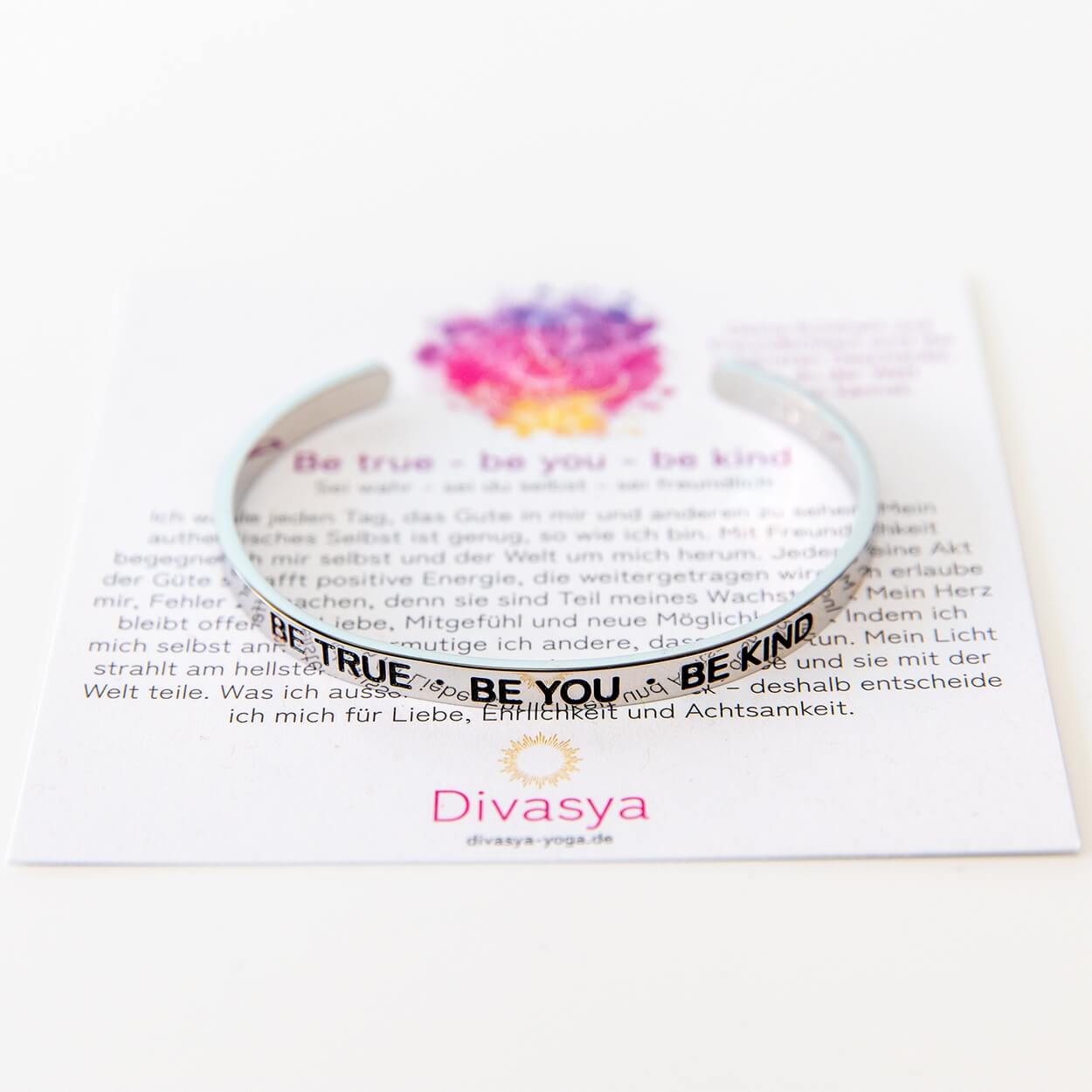 Armreif mit Gravur „Be true – be you – be kind“ in Nahaufnahme