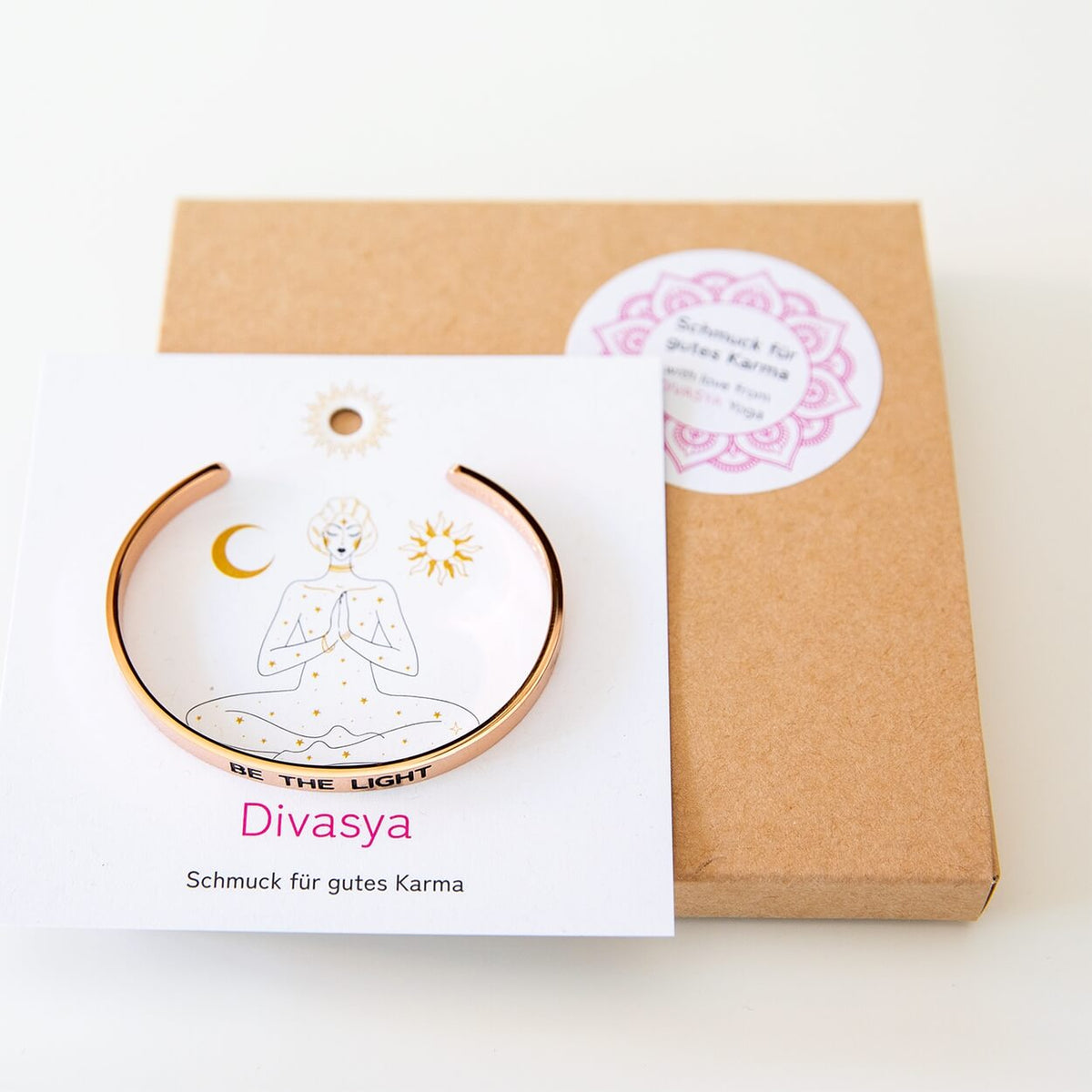 Armreif „Be the light“ mit Affirmationskarte auf Packpapier