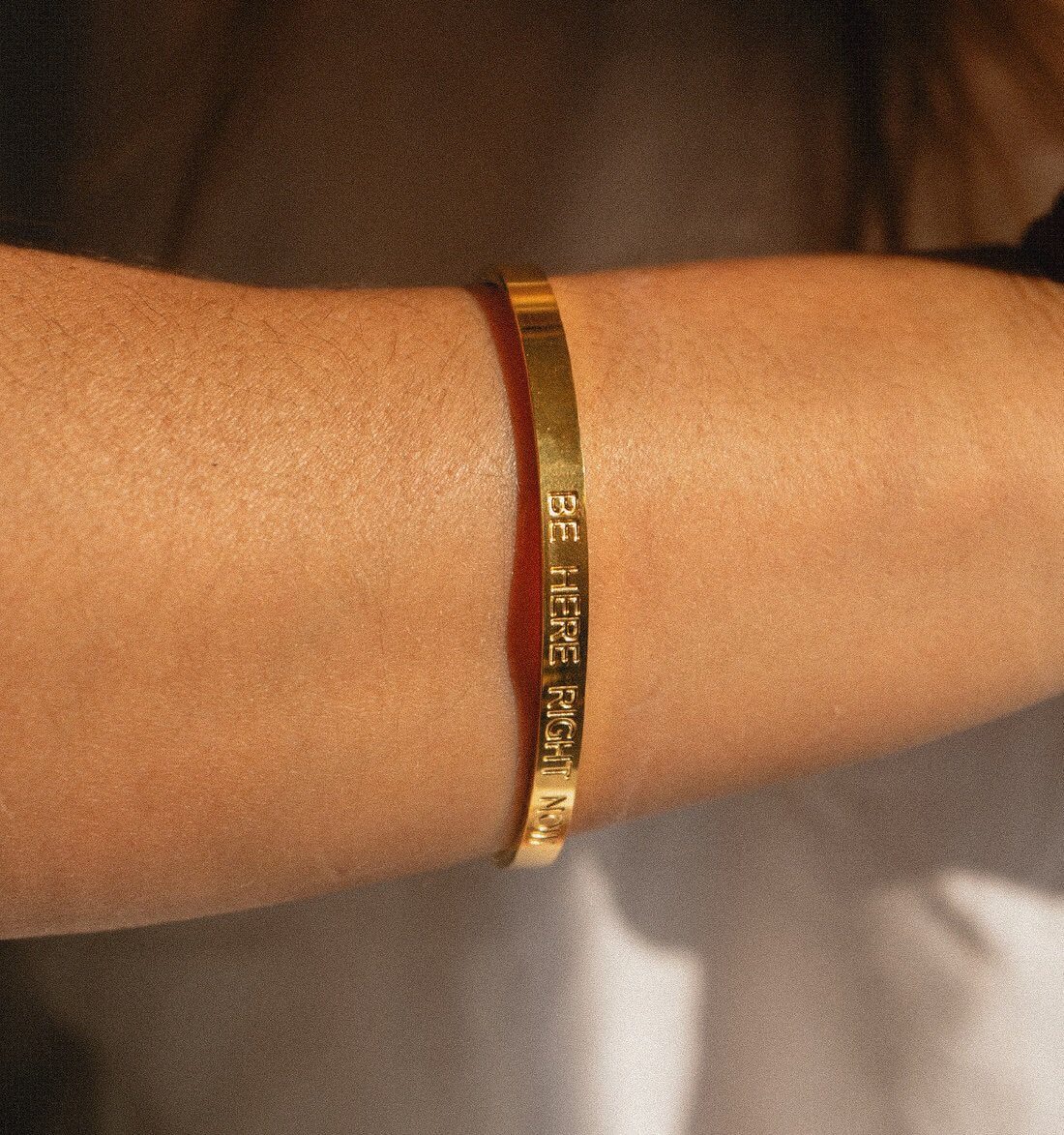 Armreif 'Be here right now' – Detailaufnahme der Vergoldung