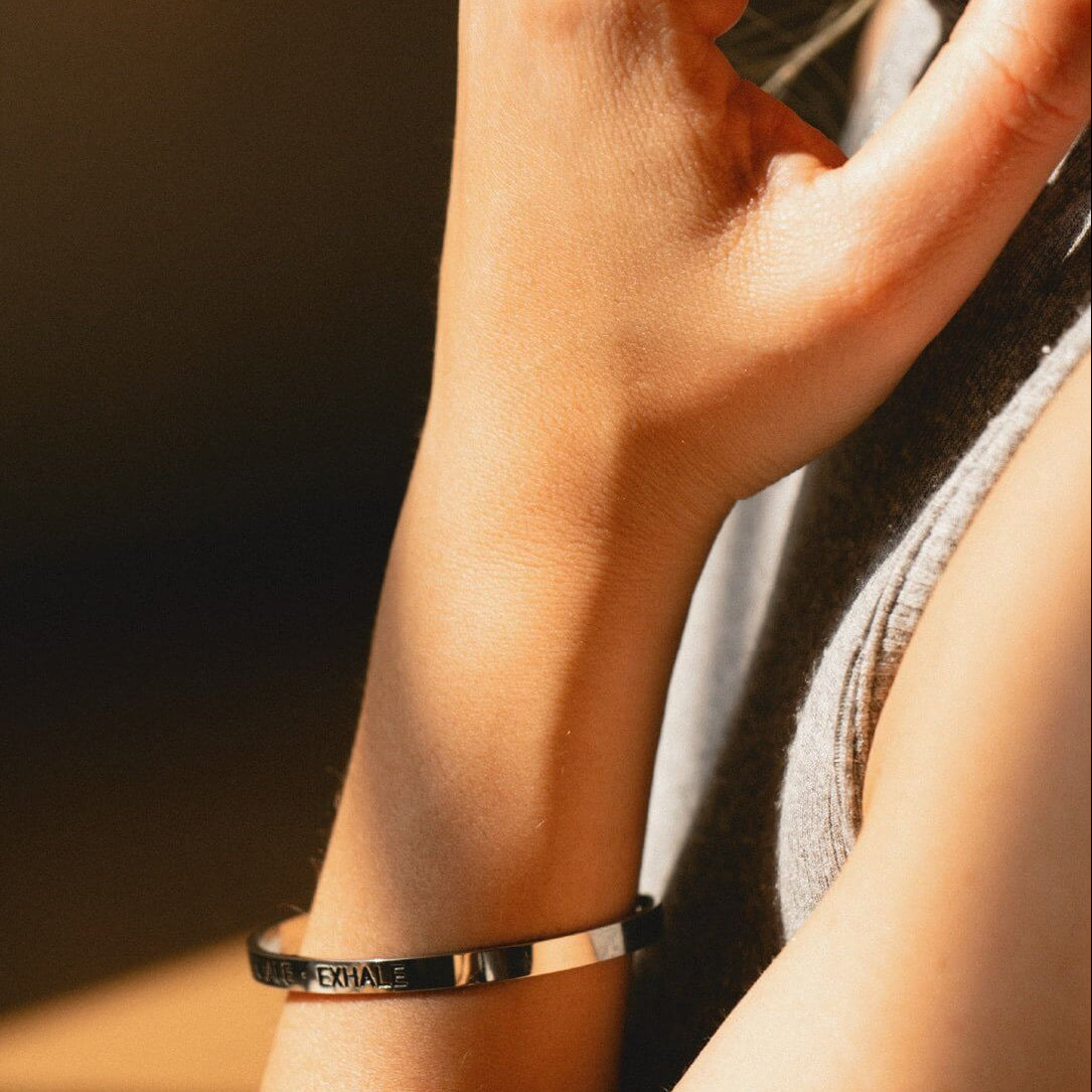 Armreif „Inhale – Exhale“ silber am Arm im Alltag