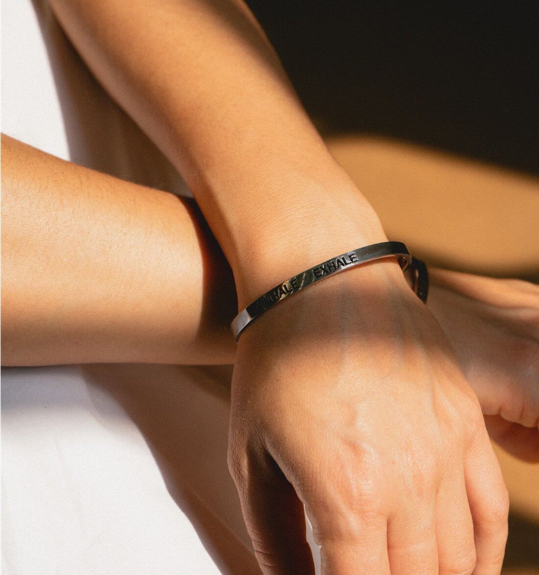 Spiritueller Yoga-Schmuck: silberner Armreif am Handgelenk
