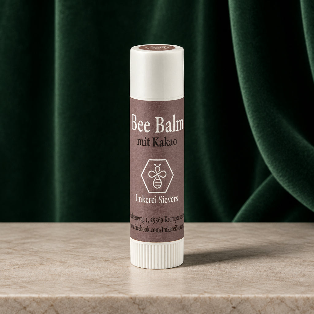 Bee Balm mit Kakao der Imkerei Sievers, Lippenpflegestift mit braunem Etikett und weißer Kappe