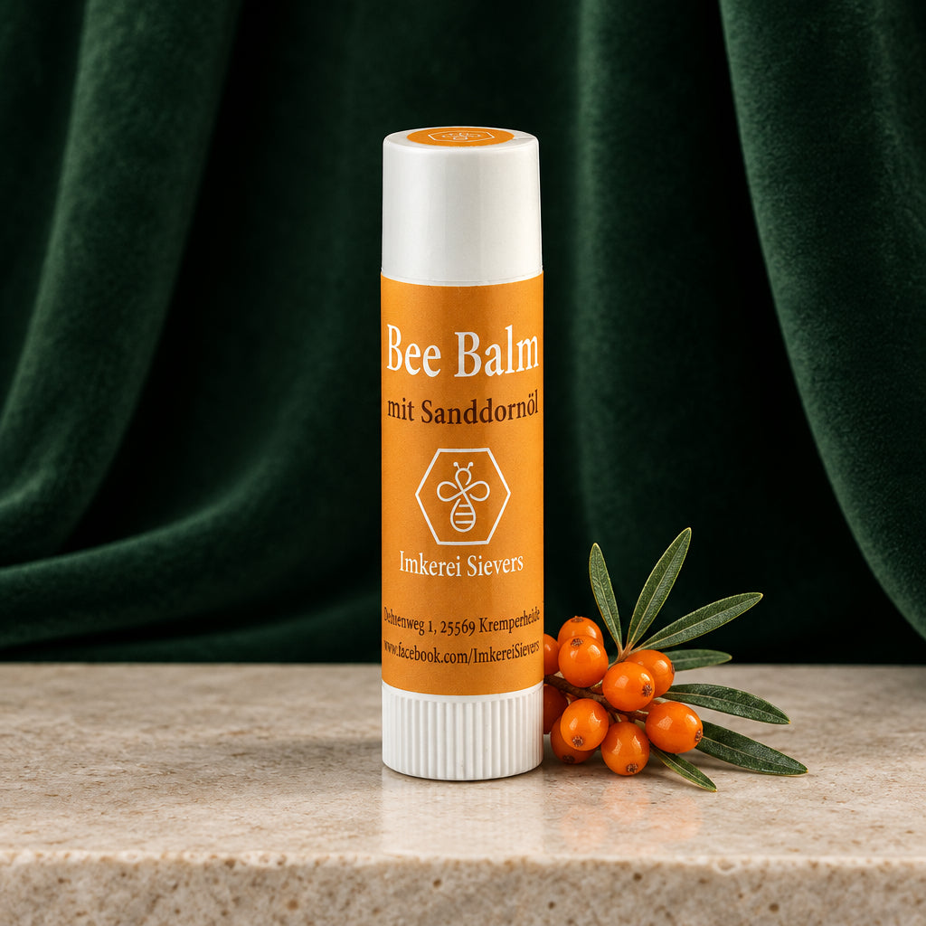Bee Balm mit Sanddornöl der Imkerei Sievers, oranger Lippenpflegestift mit weißer Kappe vor orangem Hintergrund