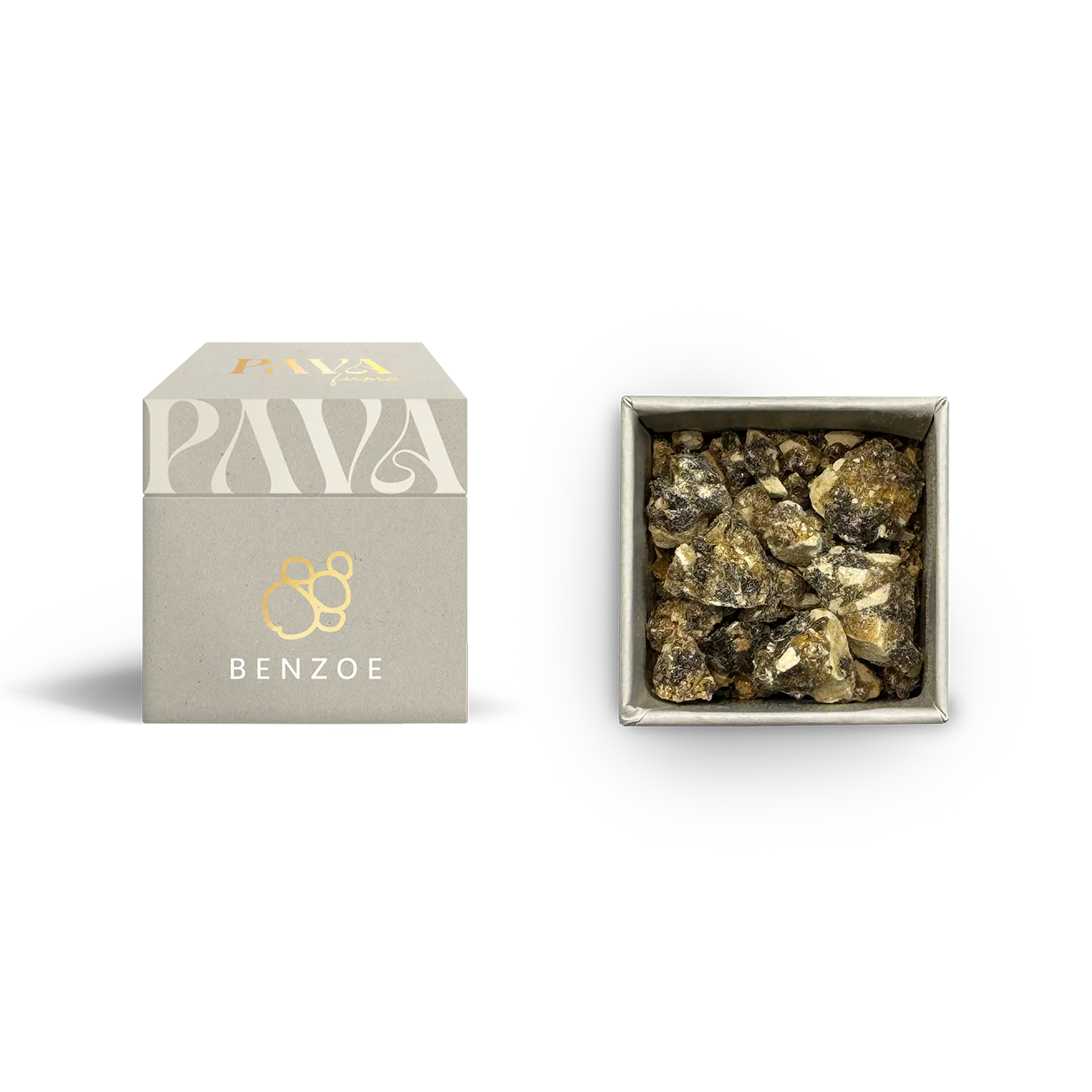 Goldbraunes Benzoe Siam Räucherharz von PAVA FUMA auf hellem Hintergrund