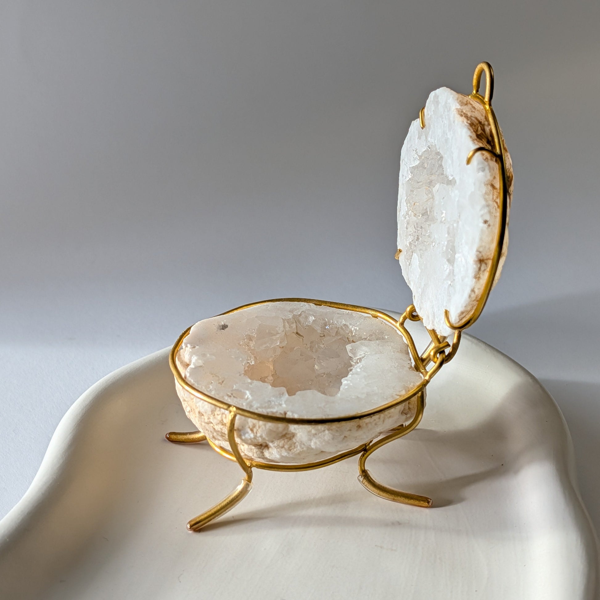 Bergkristall Geode Quarz auf Goldständer Deko Temple of Desire