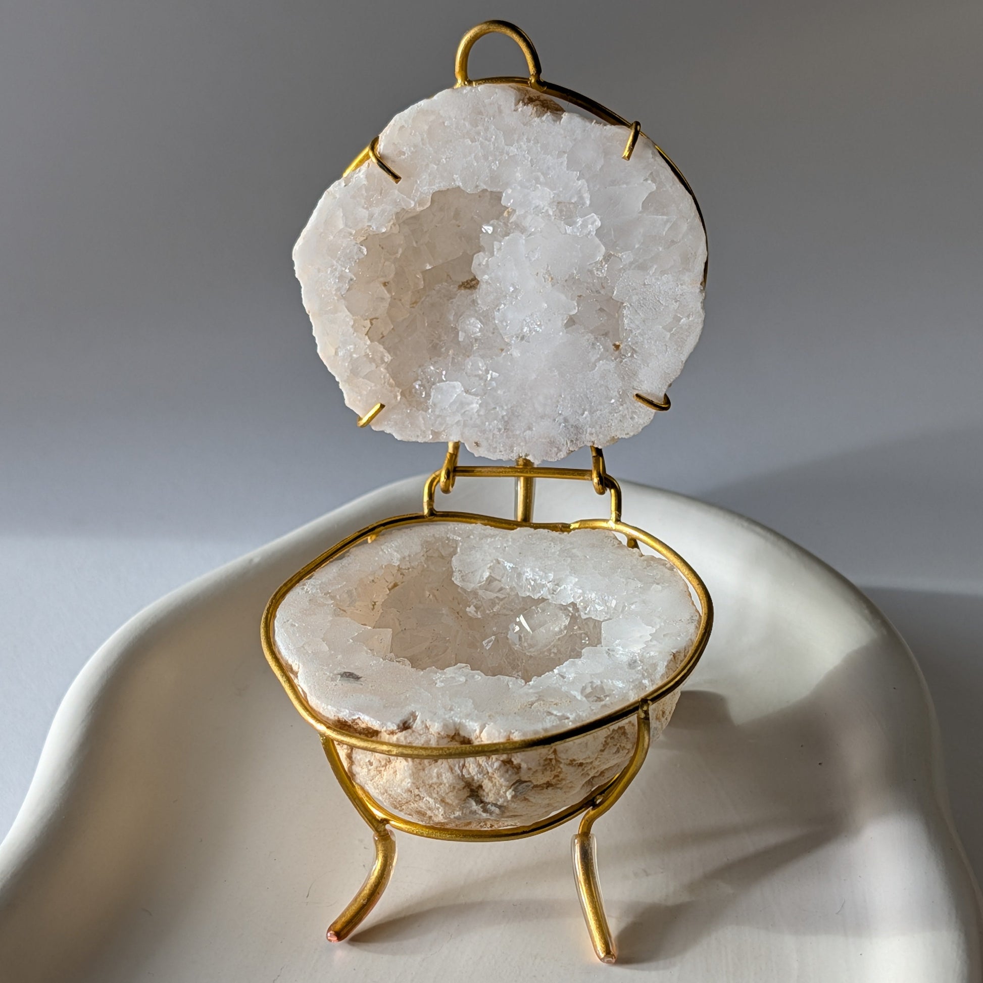 Bergkristall Geode Quarz auf Goldständer Deko Temple of Desire