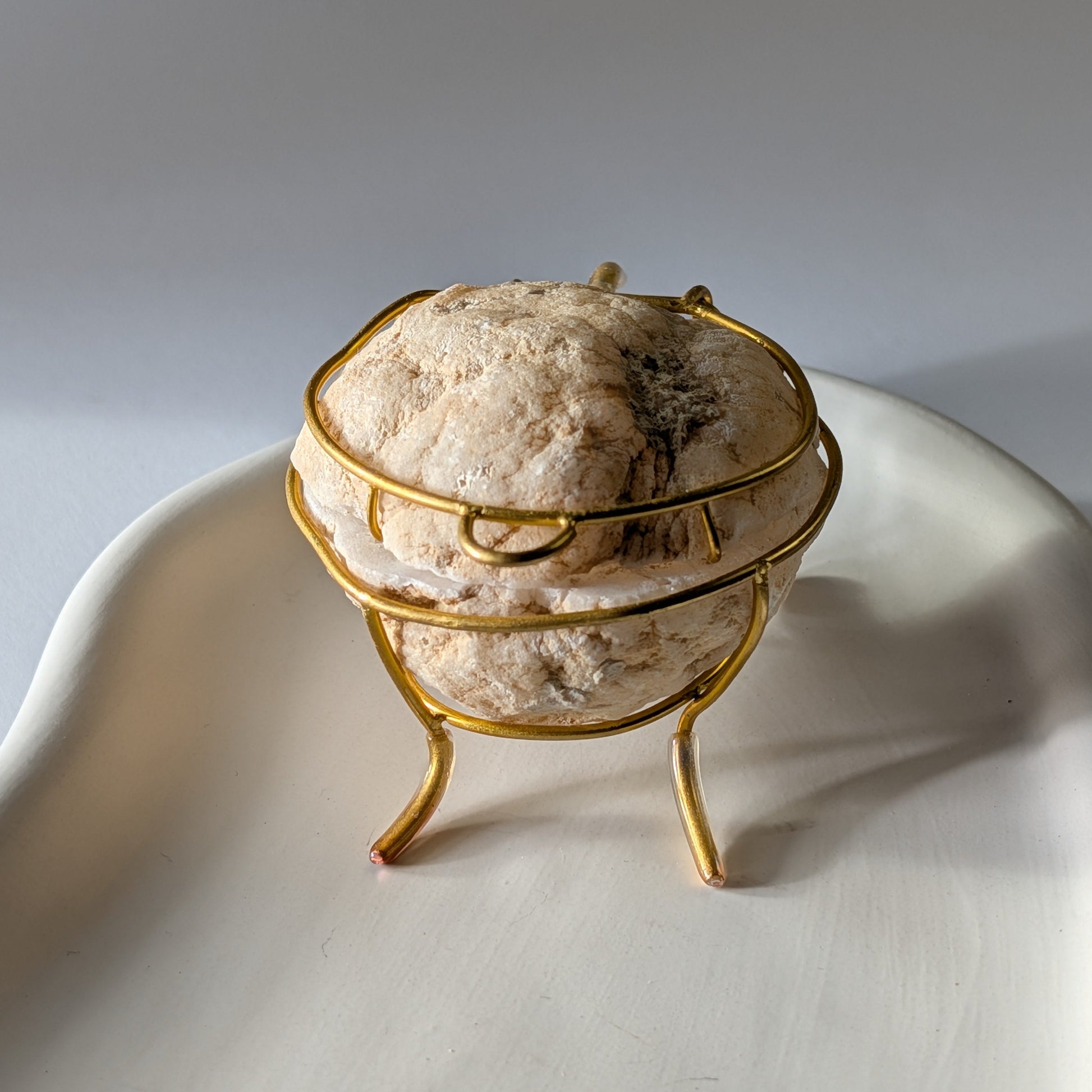 Bergkristall Geode Quarz auf Goldständer Deko Temple of Desire