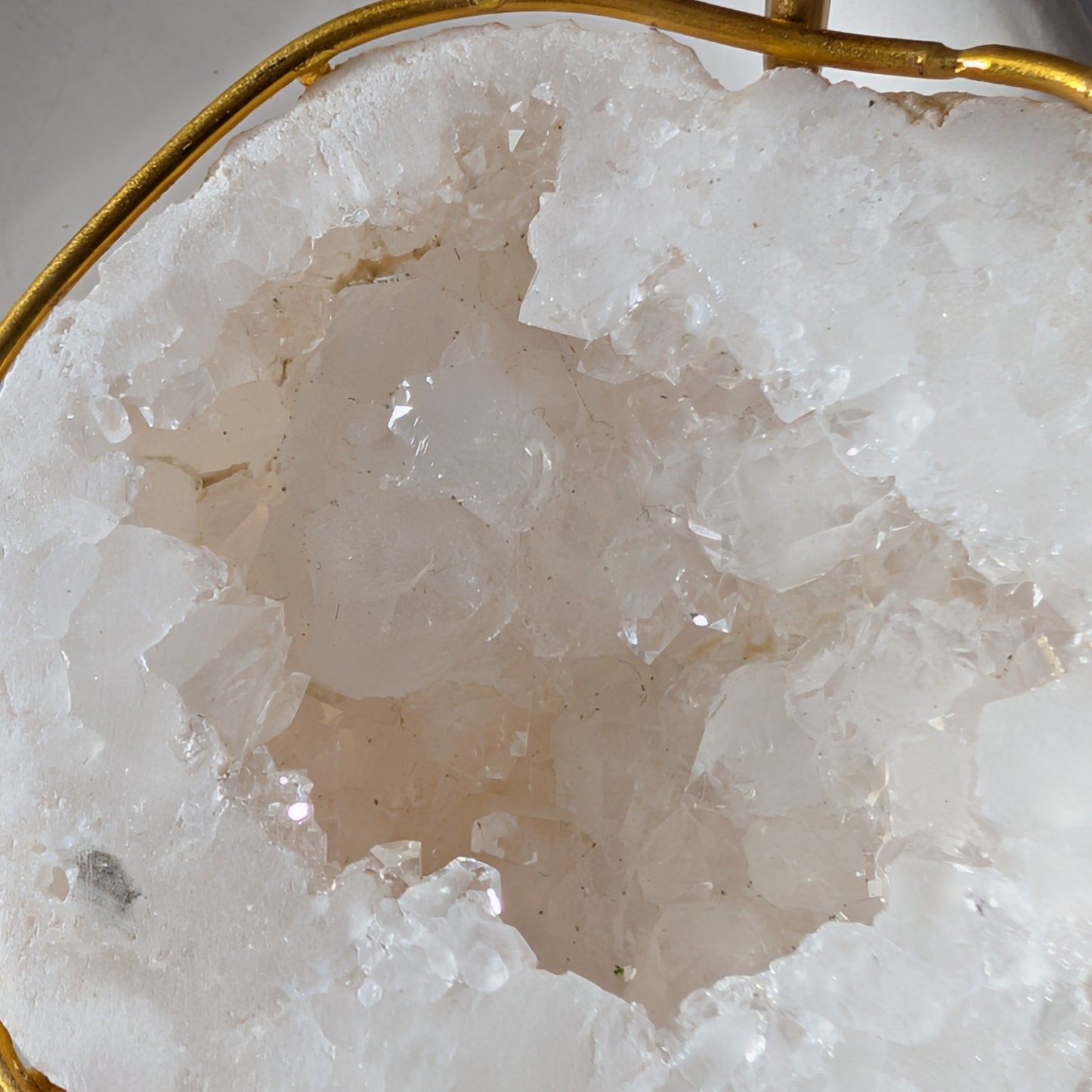 Bergkristall Geode Quarz auf Goldständer Deko Temple of Desire