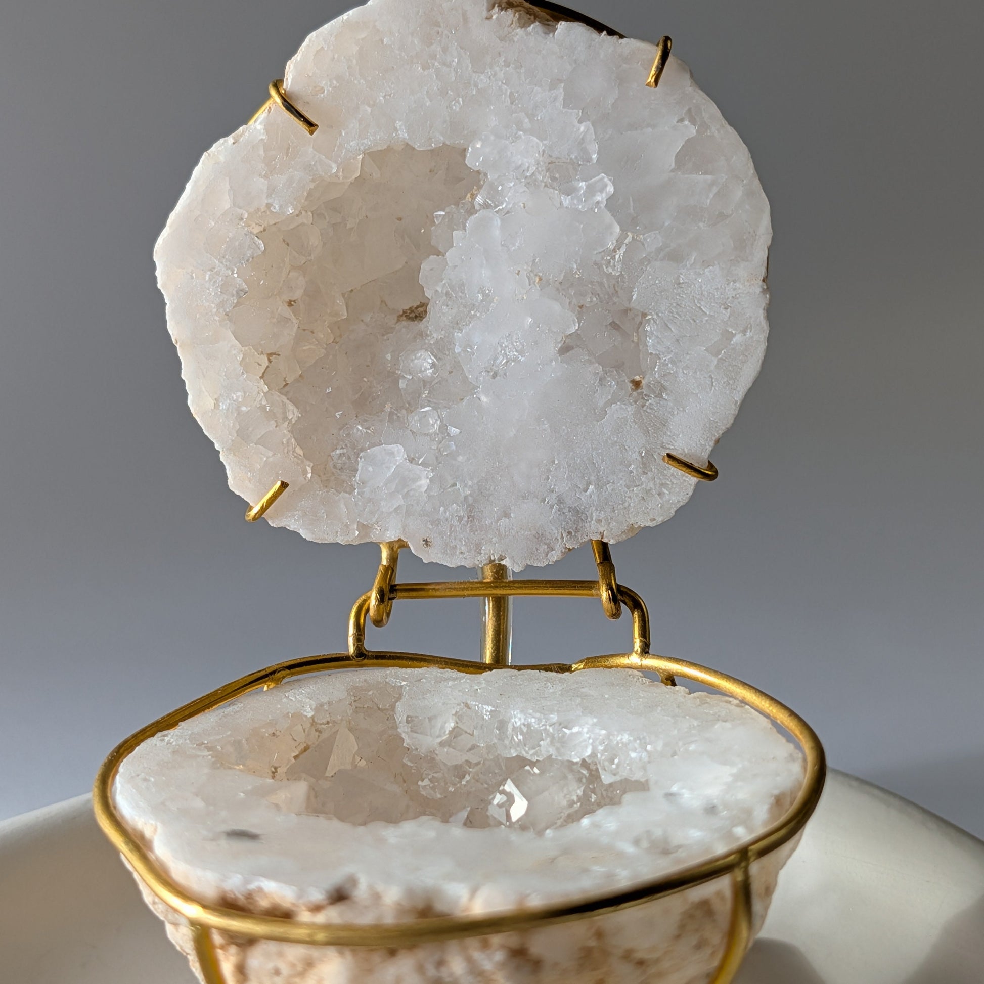 Bergkristall Geode Quarz auf Goldständer Deko Temple of Desire