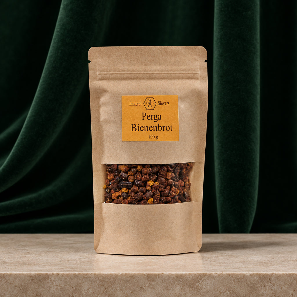 Perga Bienenbrot 100 g im Kraftpapierbeutel mit Sichtfenster vor dunkelgrünem Vorhang
