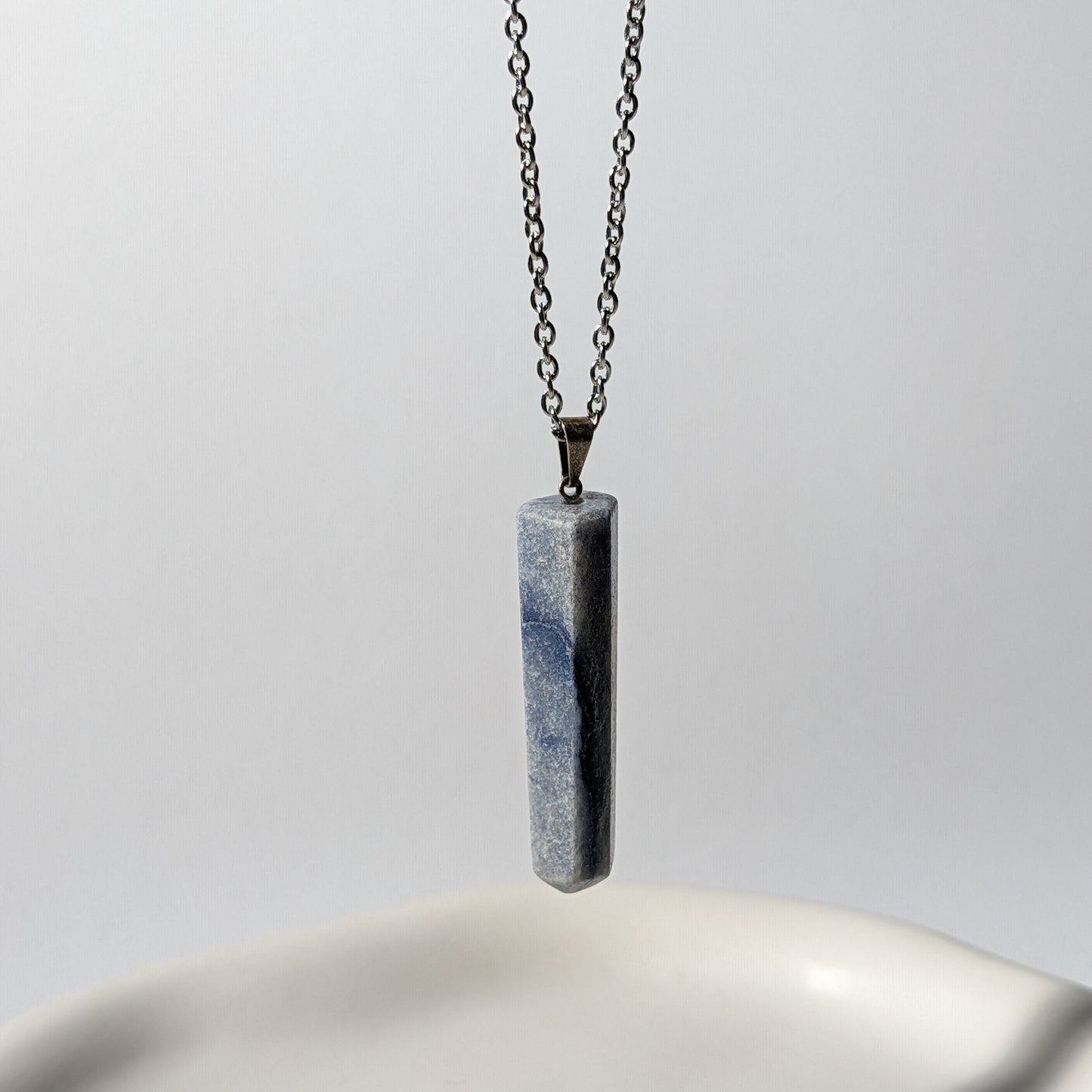 Blaue Quarzspitze als Anhänger an 75cm Kette, energetisch aufgeladen, in Keramikschale